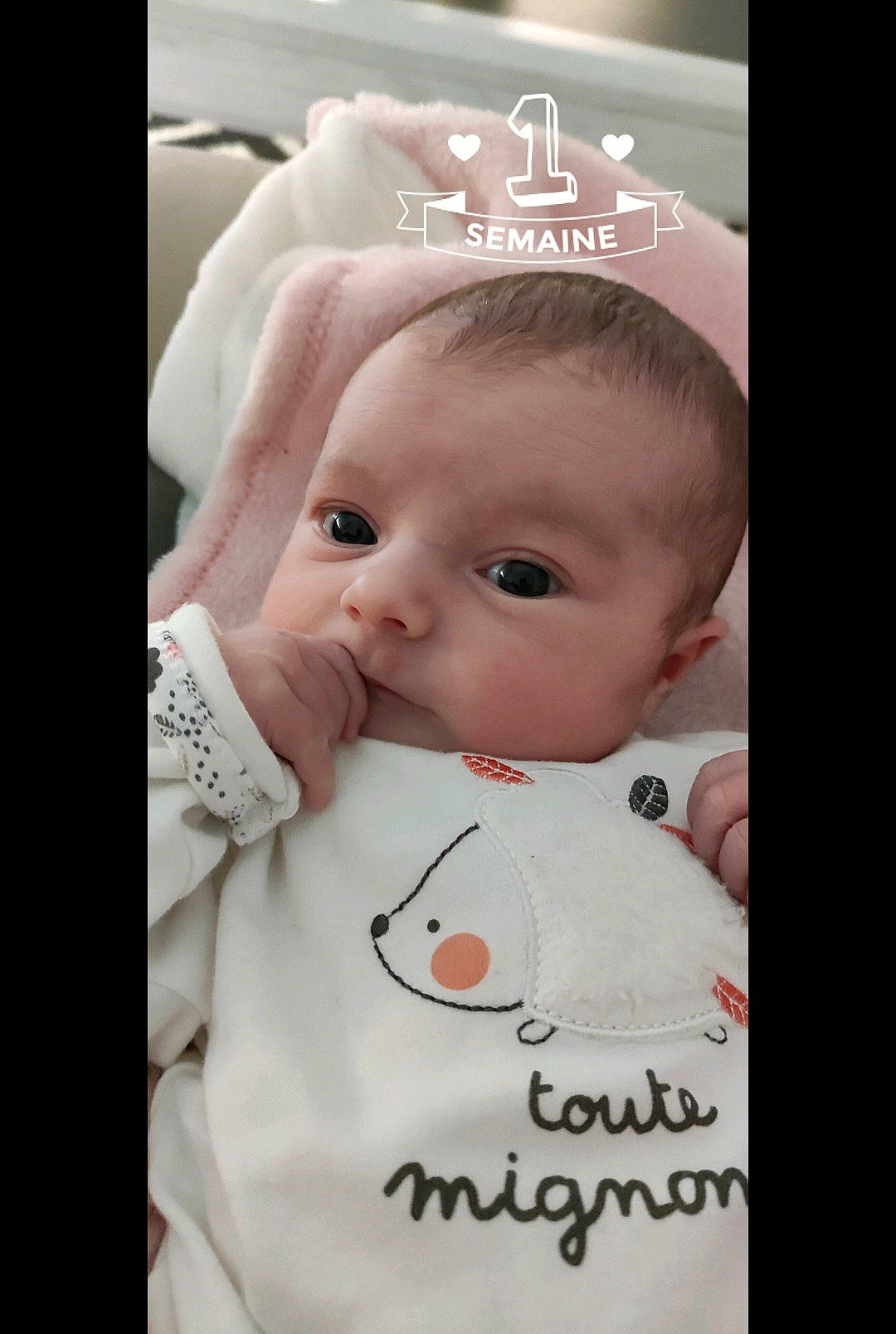 Emma participe au concours pour gagner de l'argent avec cette photo : baby, baby_products, baby_toddler_clothing, cheek, child, eyelash, handwriting, linens, lip, person, photo_caption, toddler