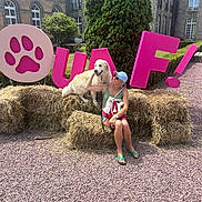 Volt a rejoint le concours — aidez-le/la à gagner de superbes lots ! bench, building, cap, dog, gravel_ground, greenery, hay_bales, leash, outdoor, paw_print, petting, pink_letters, shadows, smiling, stone_wall, summer_clothing, sunglasses, sunny, tree, woman
