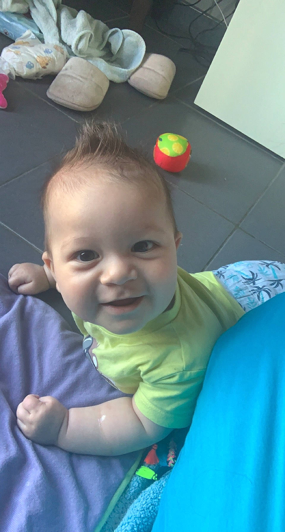 Youcef participe au concours pour gagner de l'argent avec cette photo : baby, baby_toddler_clothing, cheek, chin, eye, forehead, fun, gesture, green, hair, happy, iris, leisure, lip, mouth, nose, person, skin, smile, t_shirt