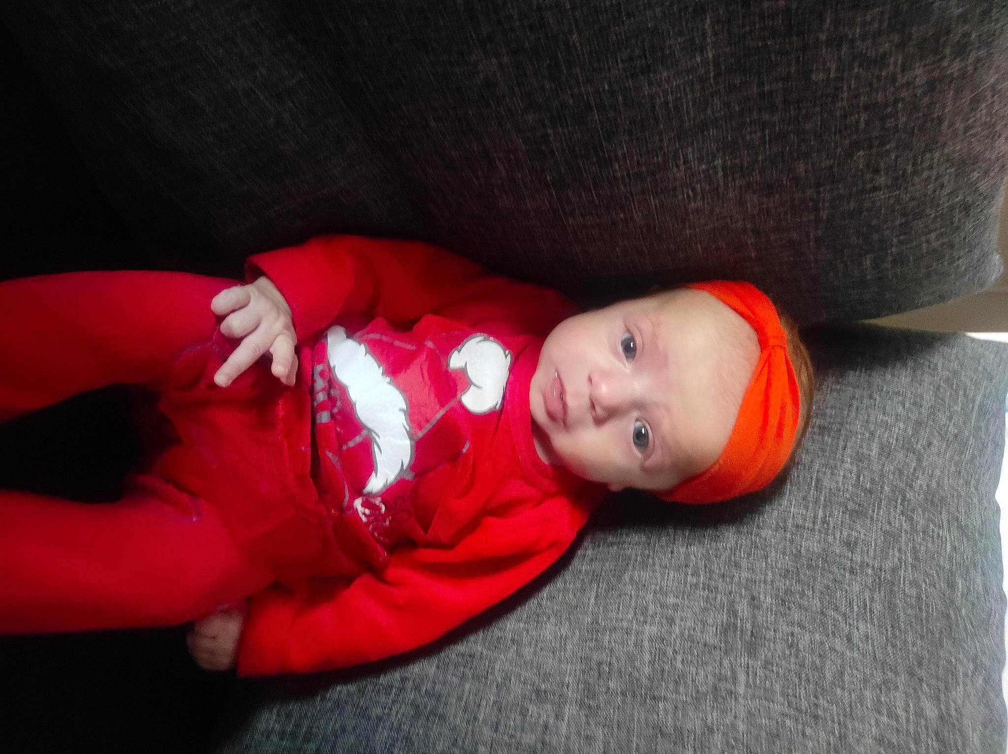 HÉmy participe au concours pour gagner de l'argent avec cette photo : baby, baby_products, baby_toddler_clothing, carmine, child, comfort, couch, eye, flooring, human_leg, lap, linens, nap, person, room, sitting, sleeve, toddler, tree, wood