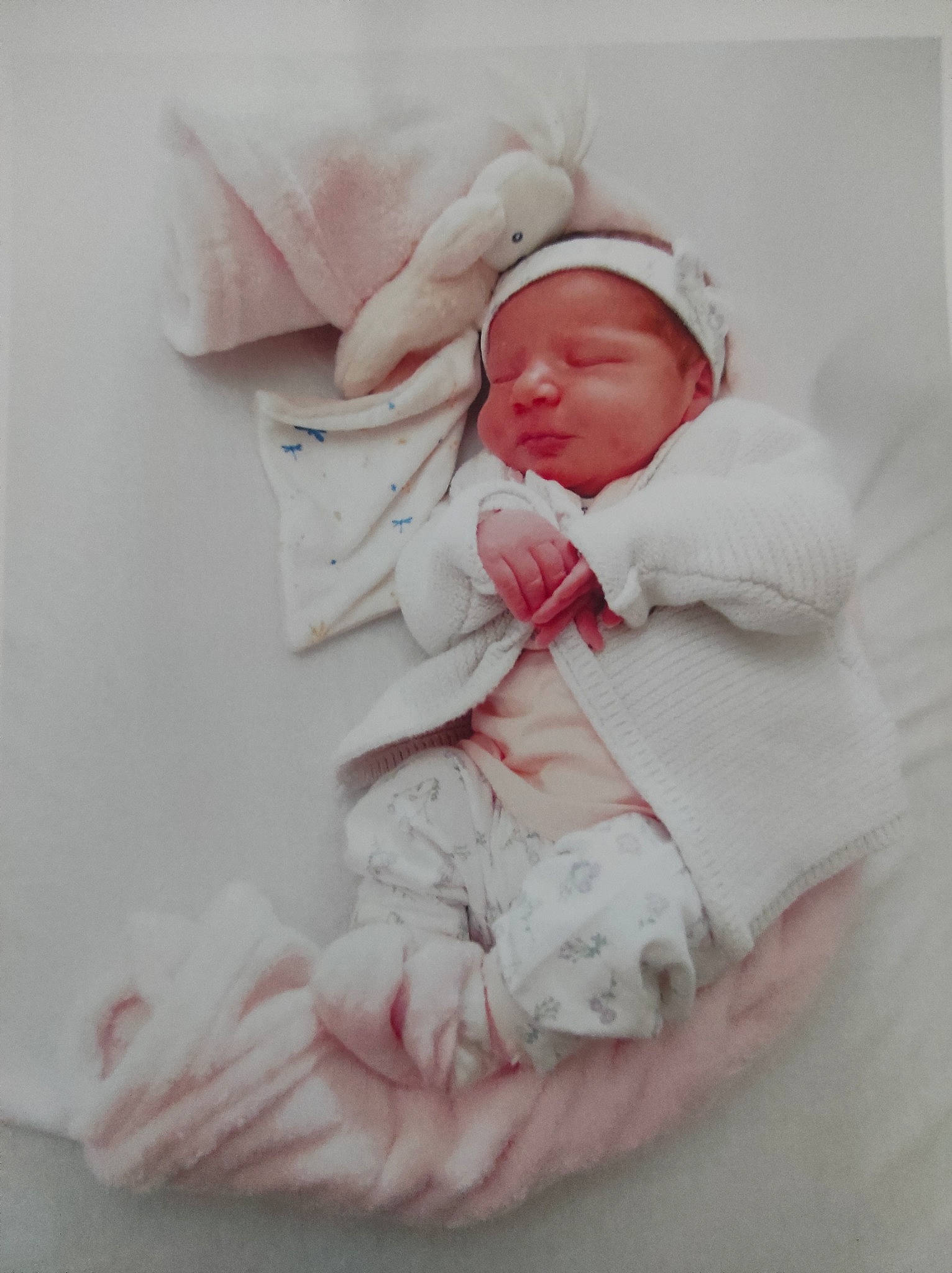 HÉmy a rejoint le concours — aidez-le/la à gagner de superbes lots ! baby, baby_products, baby_sleeping, baby_toddler_clothing, bedding, bedtime, carmine, child, comfort, flesh, fur, hat, linens, peach, person, pink, room, skin, sleep, sleeve