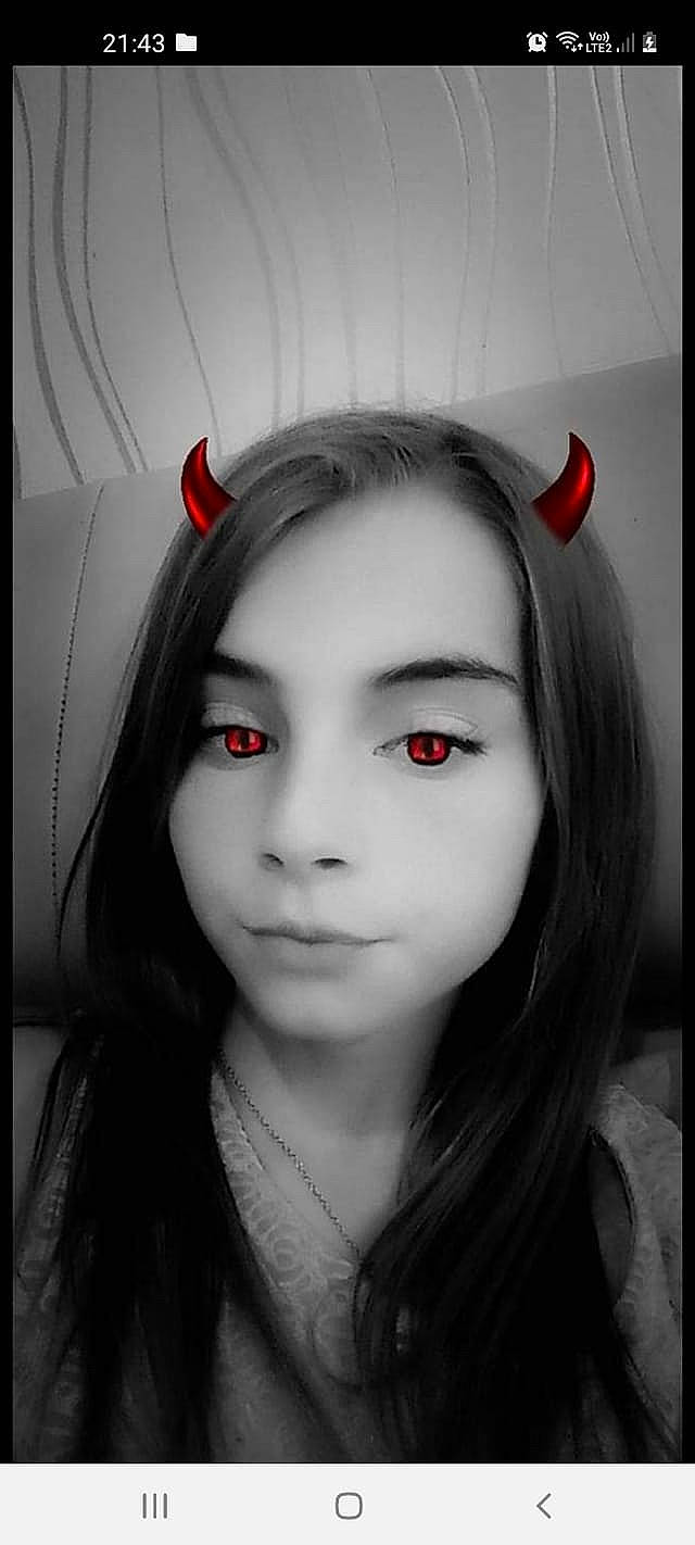 Clea a rejoint le concours — aidez-le/la à gagner de superbes lots ! black, black_and_white, black_hair, cheek, chin, eye, eyebrow, eyelash, flash_photography, grey, head, iris, jaw, lip, lipstick, mouth, neck, nose, person, skin