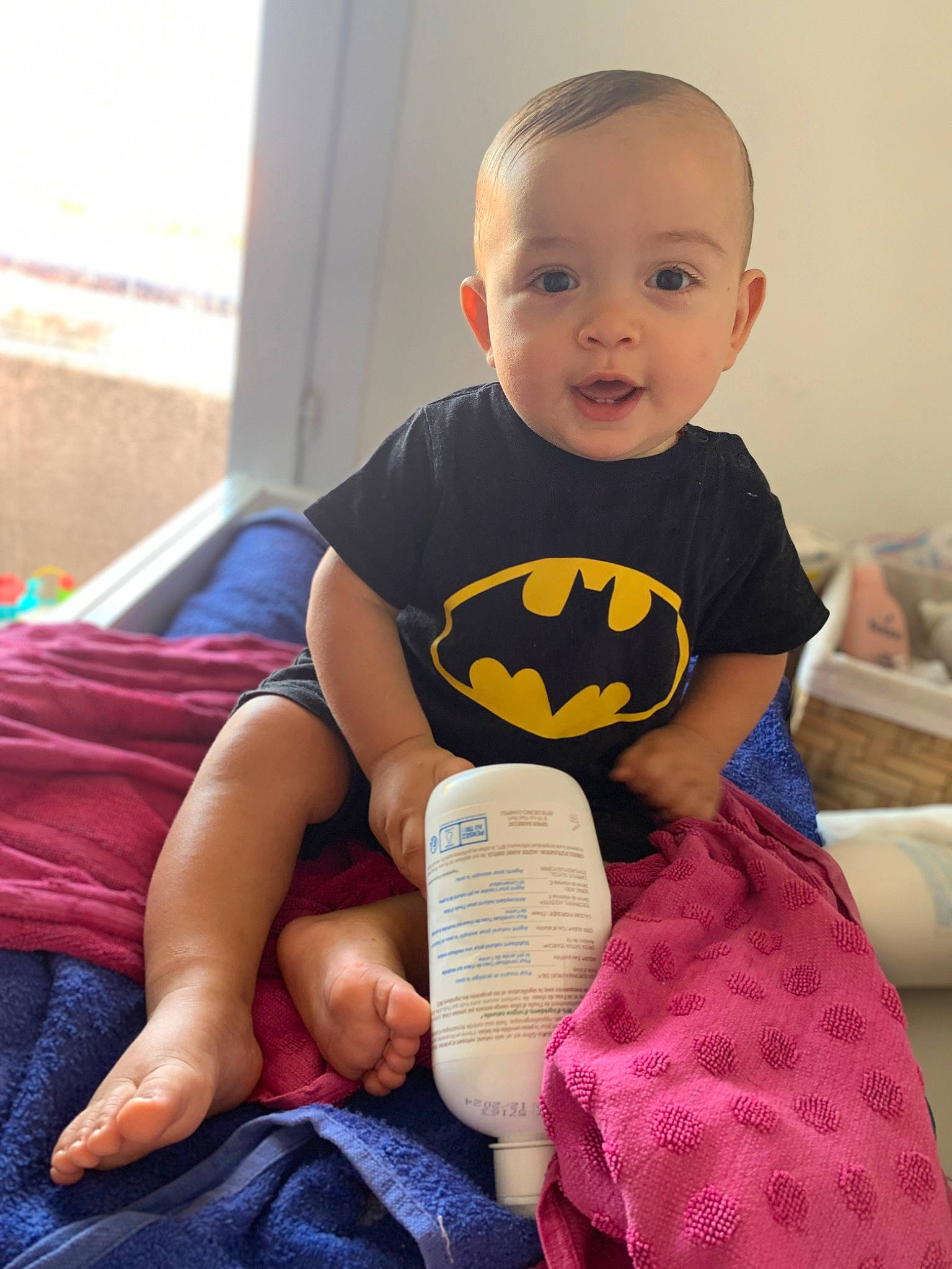 Tiago a rejoint le concours — aidez-le/la à gagner de superbes lots ! baby_toddler_clothing, child, comfort, eye, face, facial_expression, finger, fun, hairstyle, happy, head, human_body, mouth, person, skin, sleeve, smile, sock, t_shirt, thigh