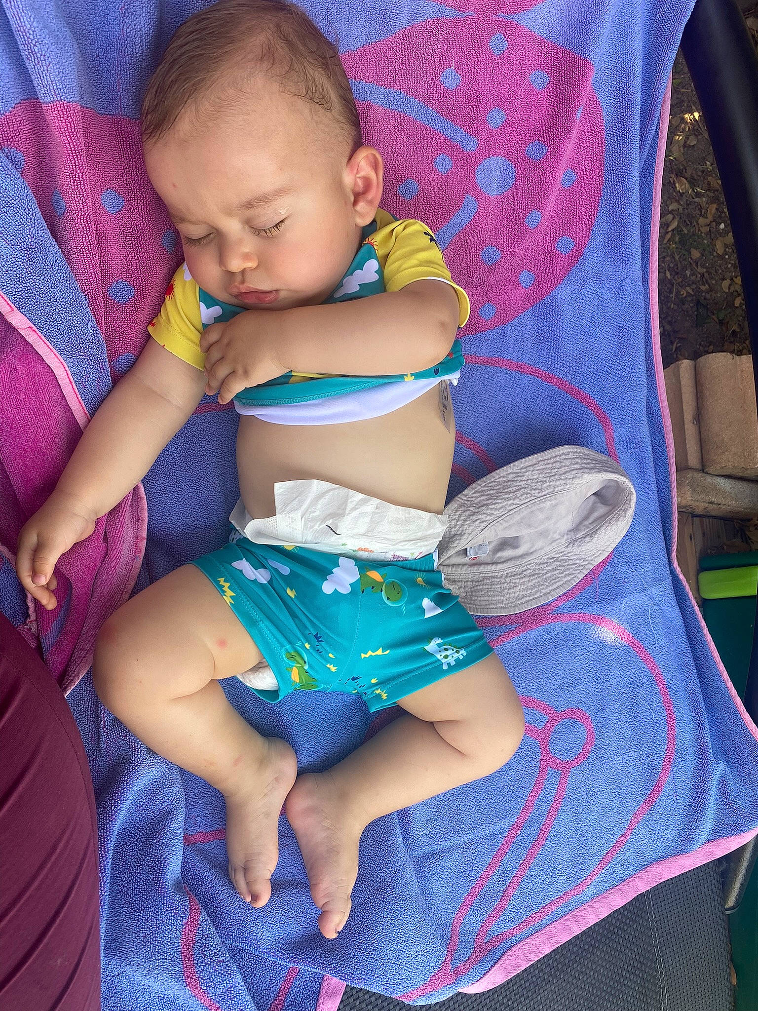 Tiago participe au concours pour gagner de l'argent avec cette photo : abdomen, baby, baby_toddler_clothing, barefoot, chair, chest, child, comfort, electric_blue, human_leg, lap, leg, leisure, person, pink, purple, stomach, textile, thigh, toddler