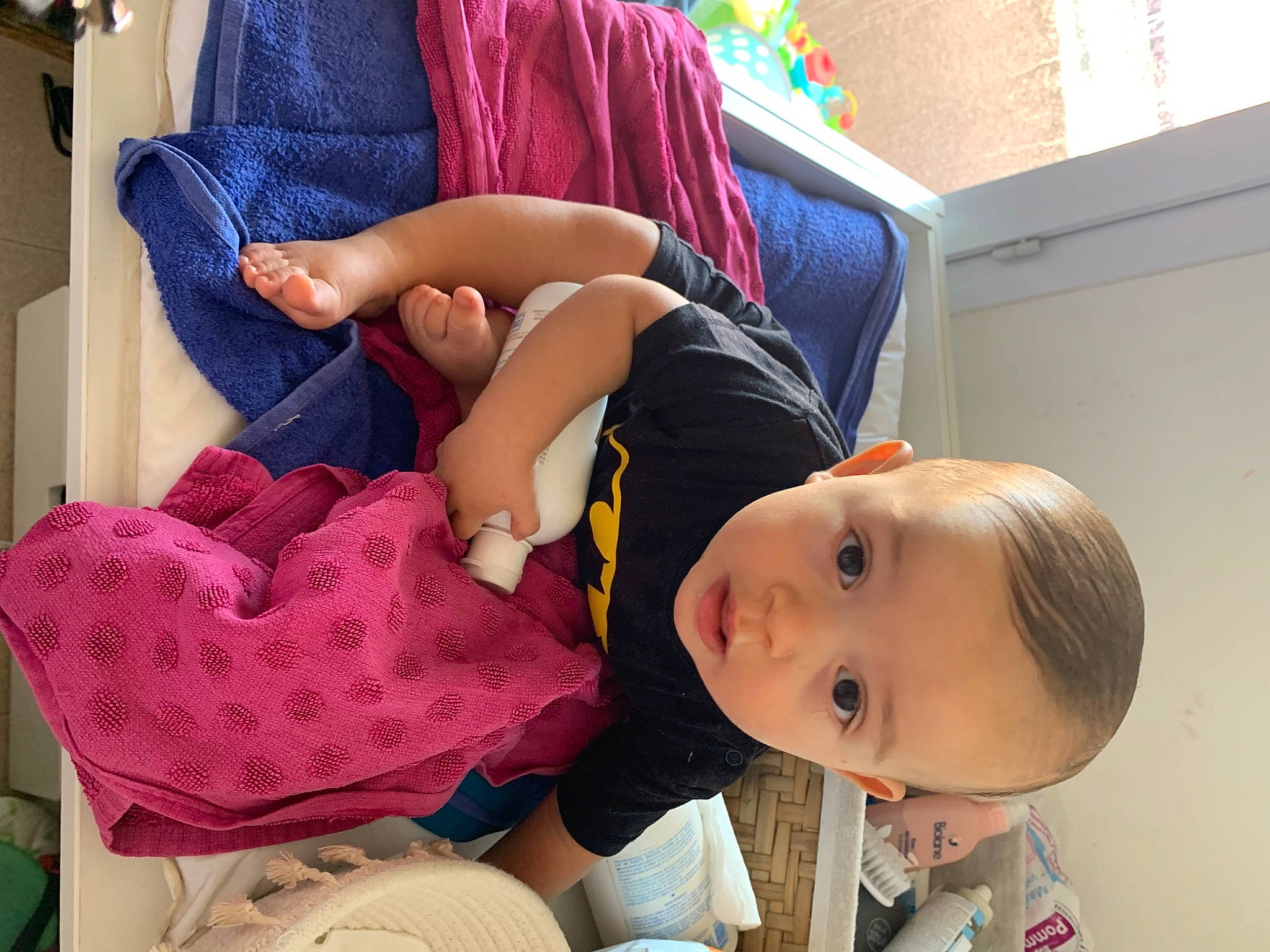 Tiago a rejoint le concours — aidez-le/la à gagner de superbes lots ! baby, baby_products, baby_toddler_clothing, cheek, child, comfort, fedora, fun, happy, head, human_leg, leisure, magenta, mouth, person, purple, room, sitting, smile, thigh