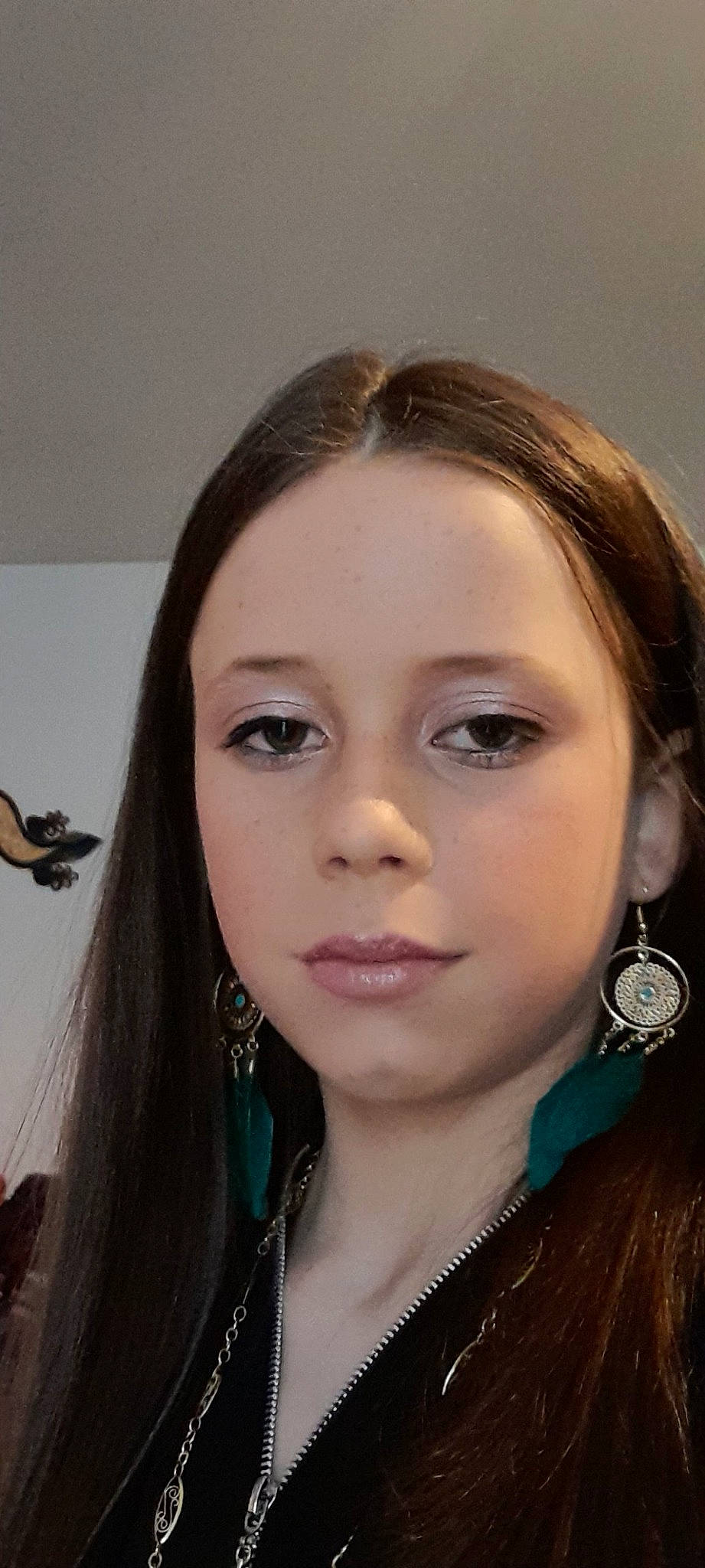 Eloanna a rejoint le concours — aidez-le/la à gagner de superbes lots ! cheek, chin, cool, ear, earrings, eye_liner, eyebrow, eyelash, flash_photography, forehead, hairstyle, iris, jaw, lip, lipstick, makeover, mouth, neck, nose, person