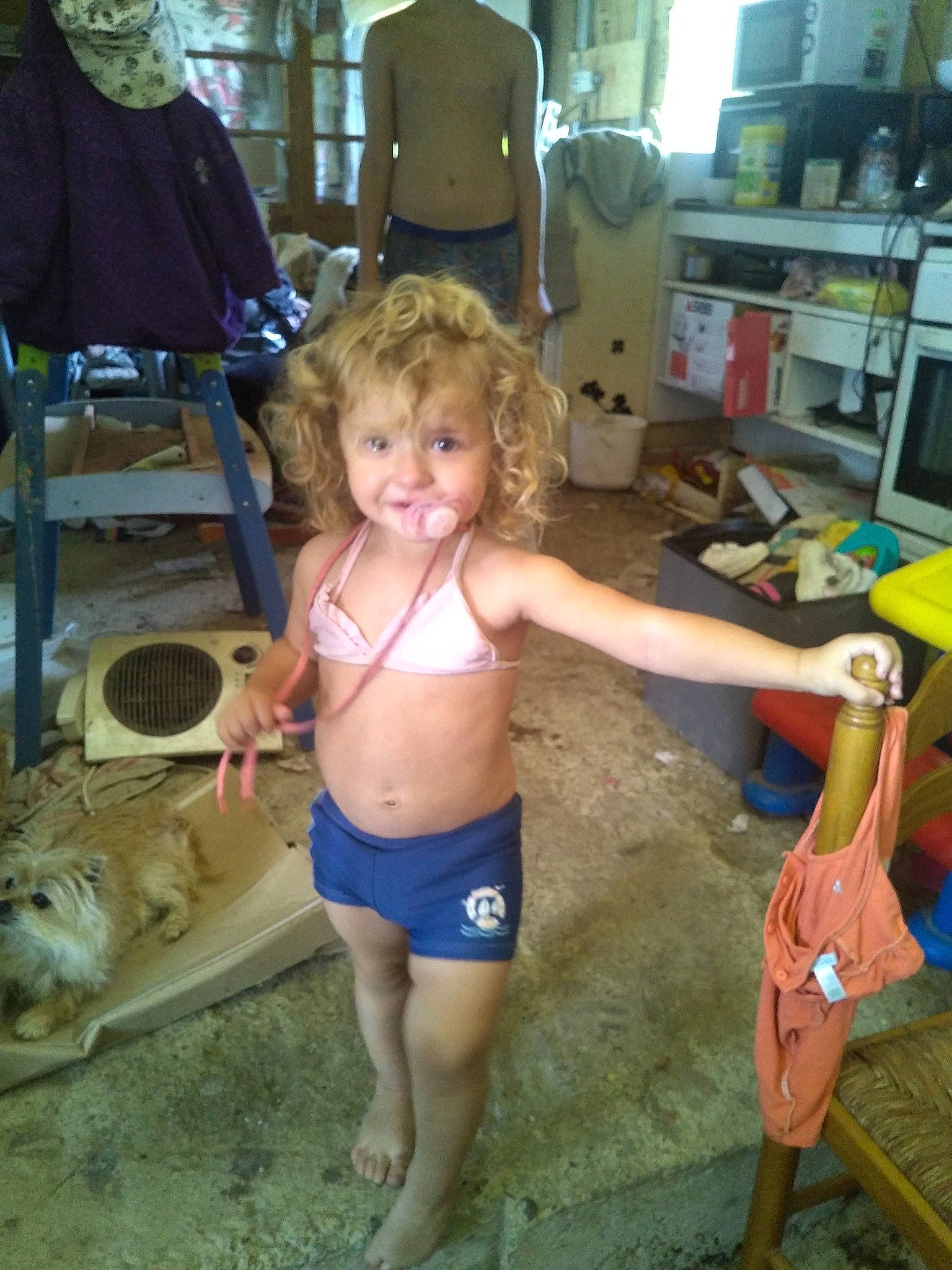 L'Aura a rejoint le concours — aidez-le/la à gagner de superbes lots ! barefoot, chair, chest, child, foot, fun, human_leg, joint, knee, leisure, person, recreation, shelf, shorts, smile, swimwear, thigh, toddler, trunk, undergarment