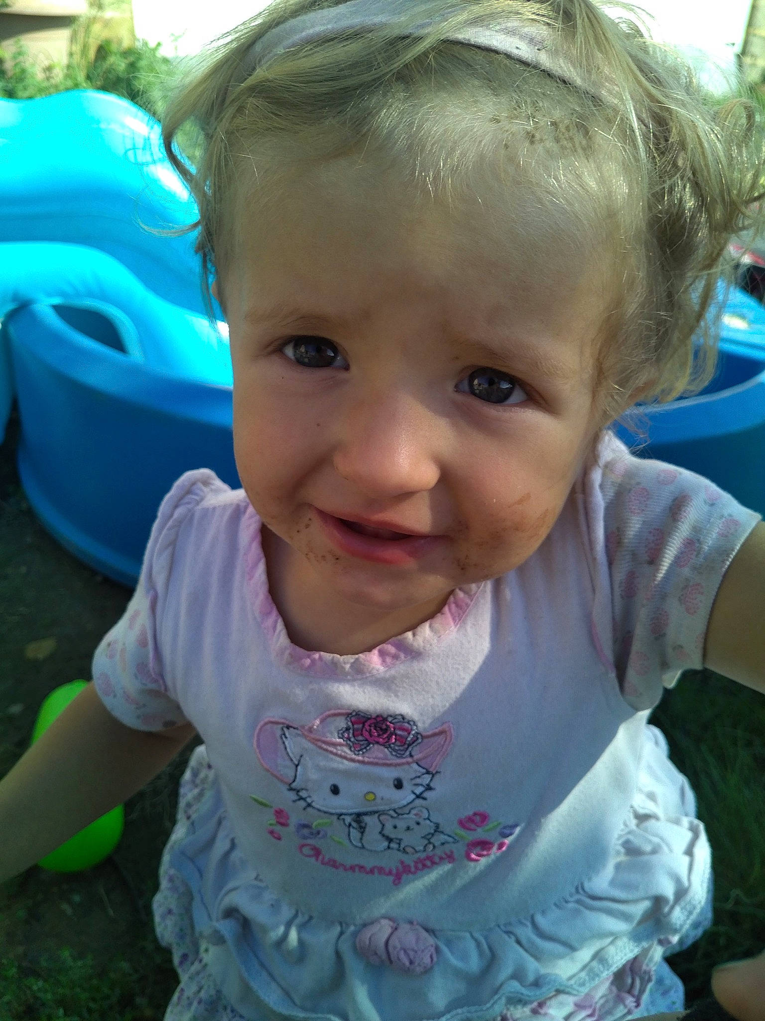 L'Aura participe au concours pour gagner de l'argent avec cette photo : blue, body_of_water, cheek, chin, cool, eye, eyelash, facial_expression, fun, grass, green, hair, happy, iris, lip, mouth, nose, person, skin, smile