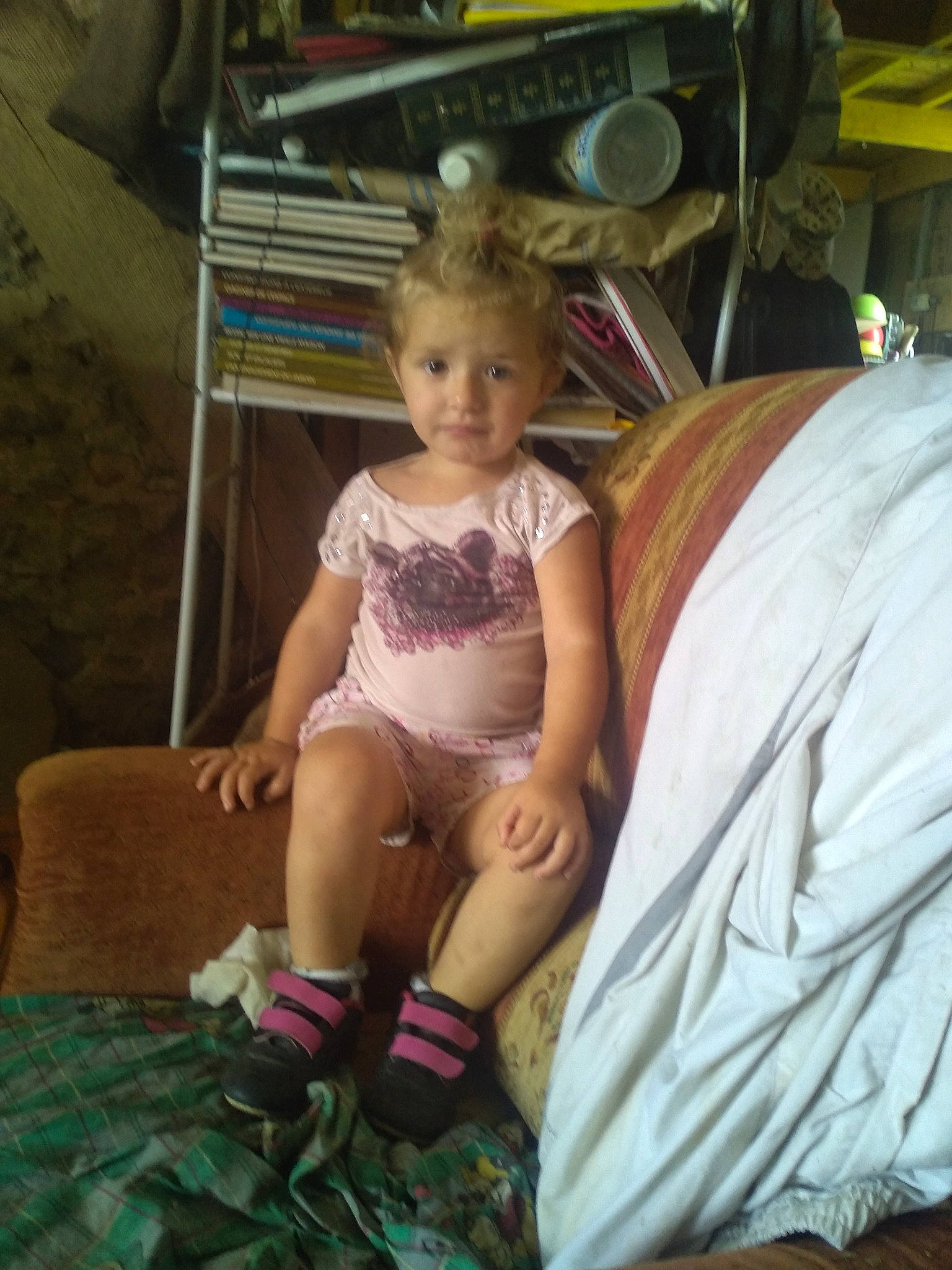 L'Aura participe au concours pour gagner de l'argent avec cette photo : blond, chair, child, comfort, eye, fawn, fun, human_leg, knee, lap, leisure, long_hair, person, pillow, room, sandal, shorts, sitting, thigh, toddler