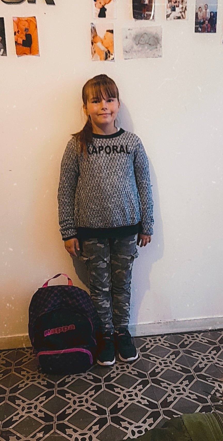 Naomie participe au concours pour gagner de l'argent avec cette photo : backpack, bag, blazer, cool, denim, eyewear, face, fashion_design, flooring, hairstyle, joint, joy, knee, luggage_and_bags, pattern, person, shoulder, sleeve, standing, street_fashion