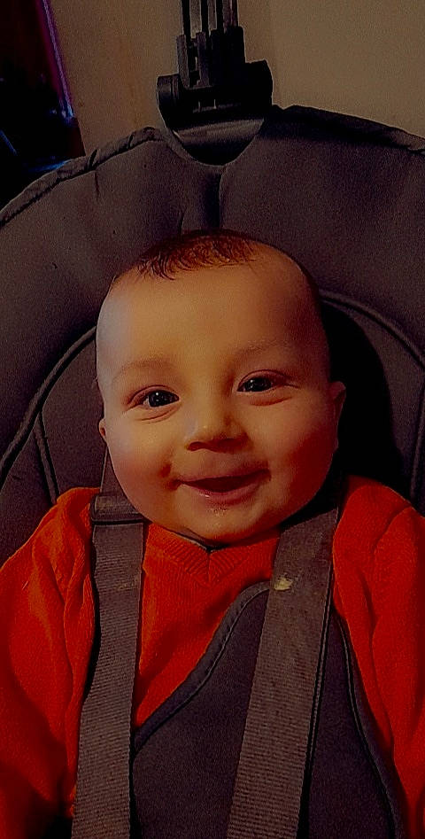 Thyméo participe au concours pour gagner de l'argent avec cette photo : baby, car_seat, cheek, chin, comfort, cool, eye, eyebrow, face, forehead, happy, head, joy, mouth, nose, person, selfie, skin, smile, tints_and_shades