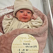 Kiara a rejoint le concours — aidez-le/la à gagner de superbes lots ! newborn, baby, infant, hat, blanket, hospital, bassinet, plush, face, person, wrapped, cozy, cute, sleepwear, portrait, child, soft, clothing, lying_down, indoors