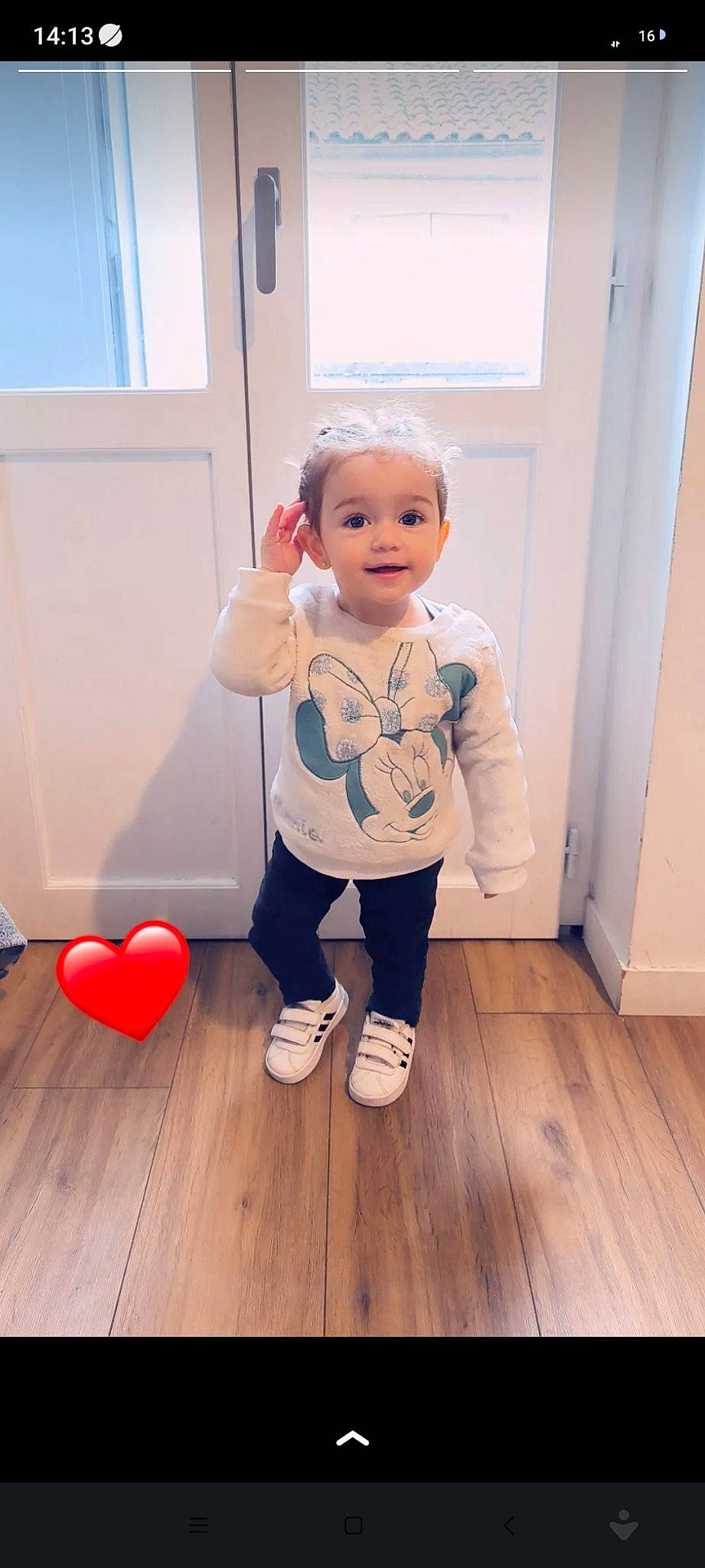 Swaïly participe au concours pour gagner de l'argent avec cette photo : baby, baby_toddler_clothing, child, floor, flooring, fun, happy, hardwood, joy, laminate_flooring, leg, person, room, sitting, sleeve, smile, standing, toddler, varnish, wood