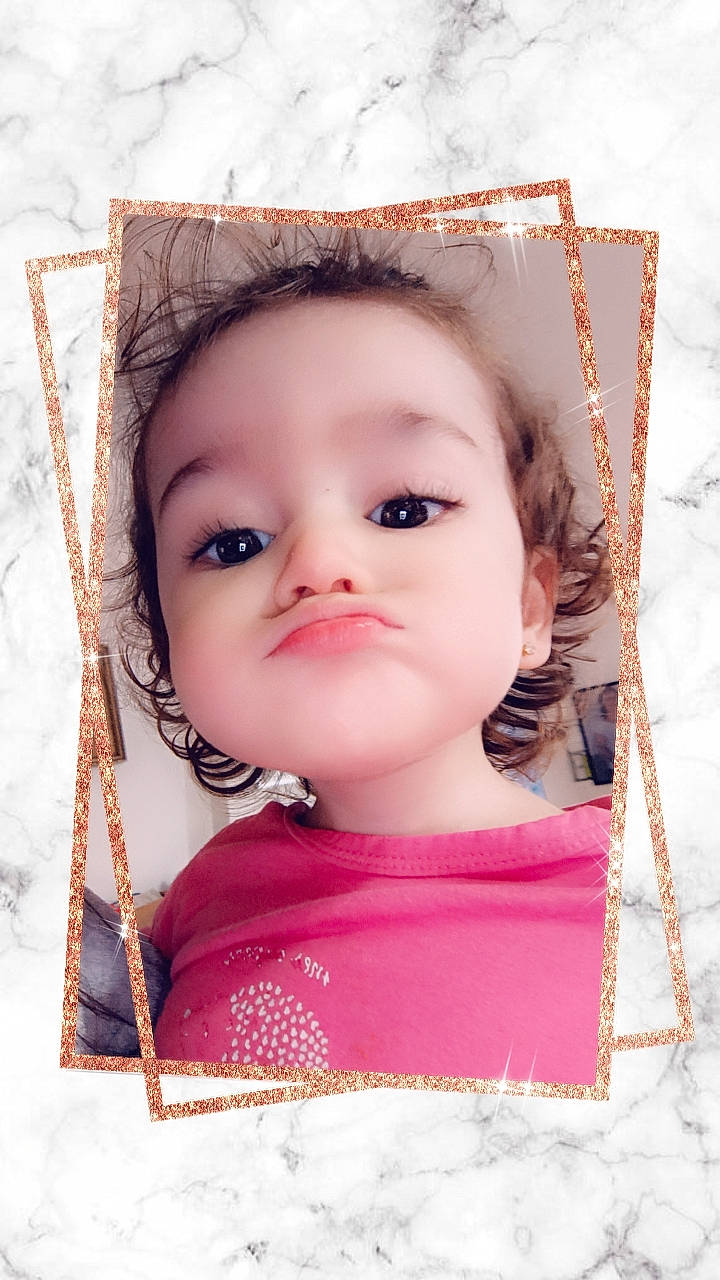 Swaïly participe au concours pour gagner de l'argent avec cette photo : baby, baby_toddler_clothing, beauty, cheek, child, eye, eyebrow, eyelash, fashion_accessory, flash_photography, happy, iris, lip, magenta, pattern, person, photograph, pink, rectangle, sleeve