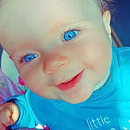 Sirayah a rejoint le concours — aidez-le/la à gagner de superbes lots ! baby, blue_eyes, blue_shirt, bright, cheeks, child, close_up, clothing, cute, expression, face, happy, human, indoors, infant, person, portrait, skin, smiling, young_child