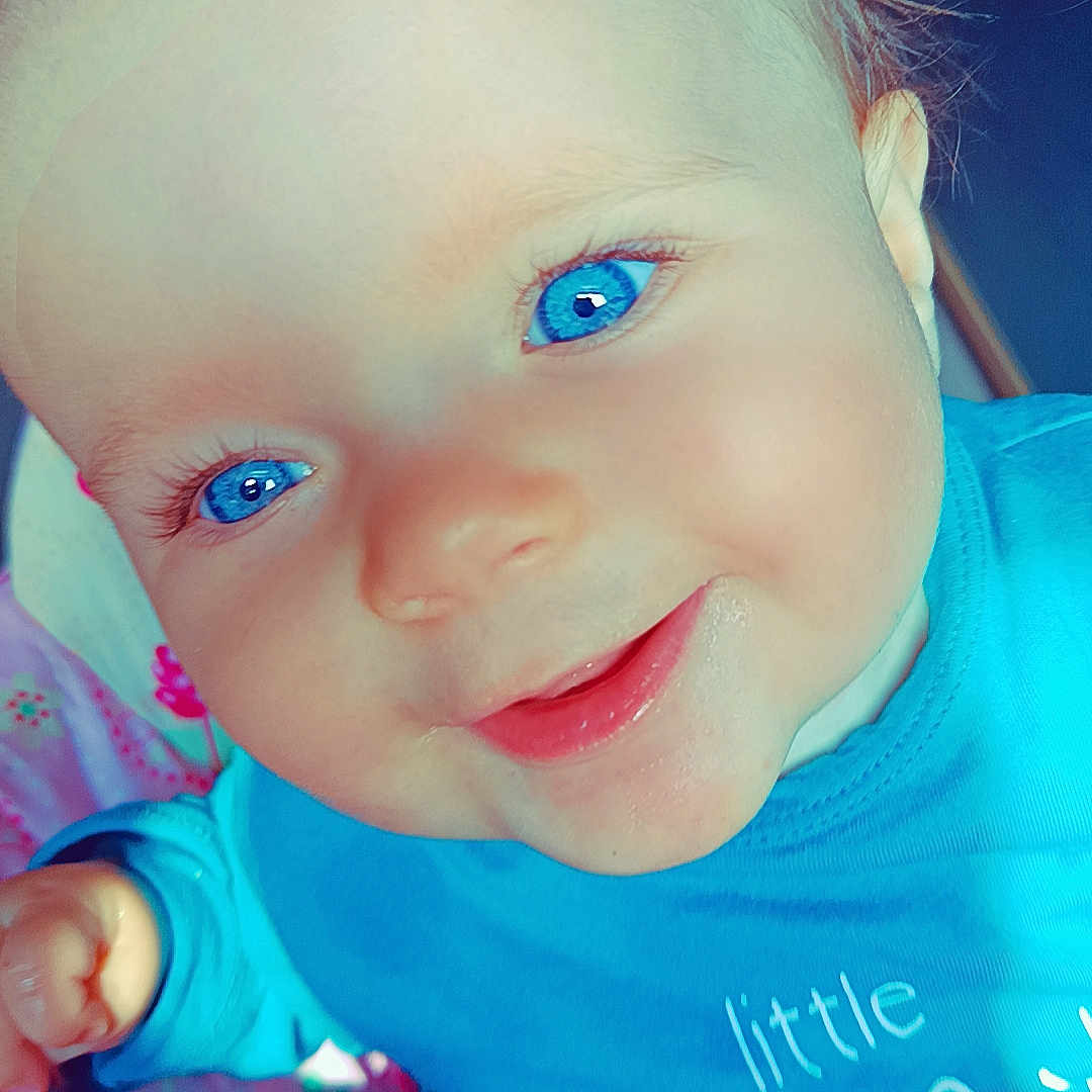 Sirayah a rejoint le concours — aidez-le/la à gagner de superbes lots ! baby, blue_eyes, blue_shirt, bright, cheeks, child, close_up, clothing, cute, expression, face, happy, human, indoors, infant, person, portrait, skin, smiling, young_child