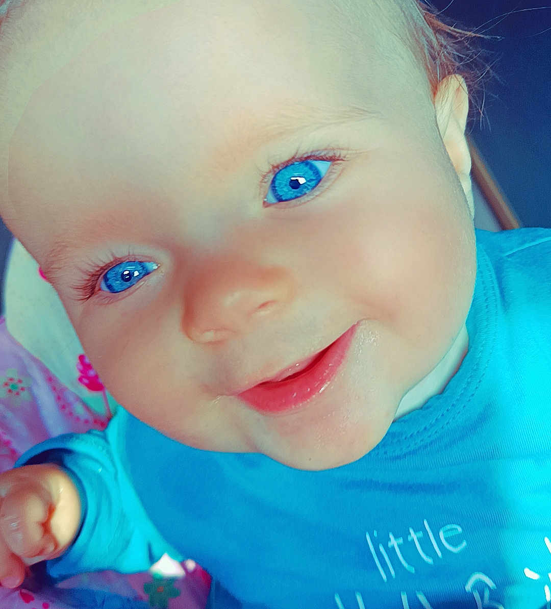 Sirayah a rejoint le concours — aidez-le/la à gagner de superbes lots ! baby, blue_eyes, blue_shirt, bright, cheeks, child, close_up, clothing, cute, expression, face, happy, human, indoors, infant, person, portrait, skin, smiling, young_child