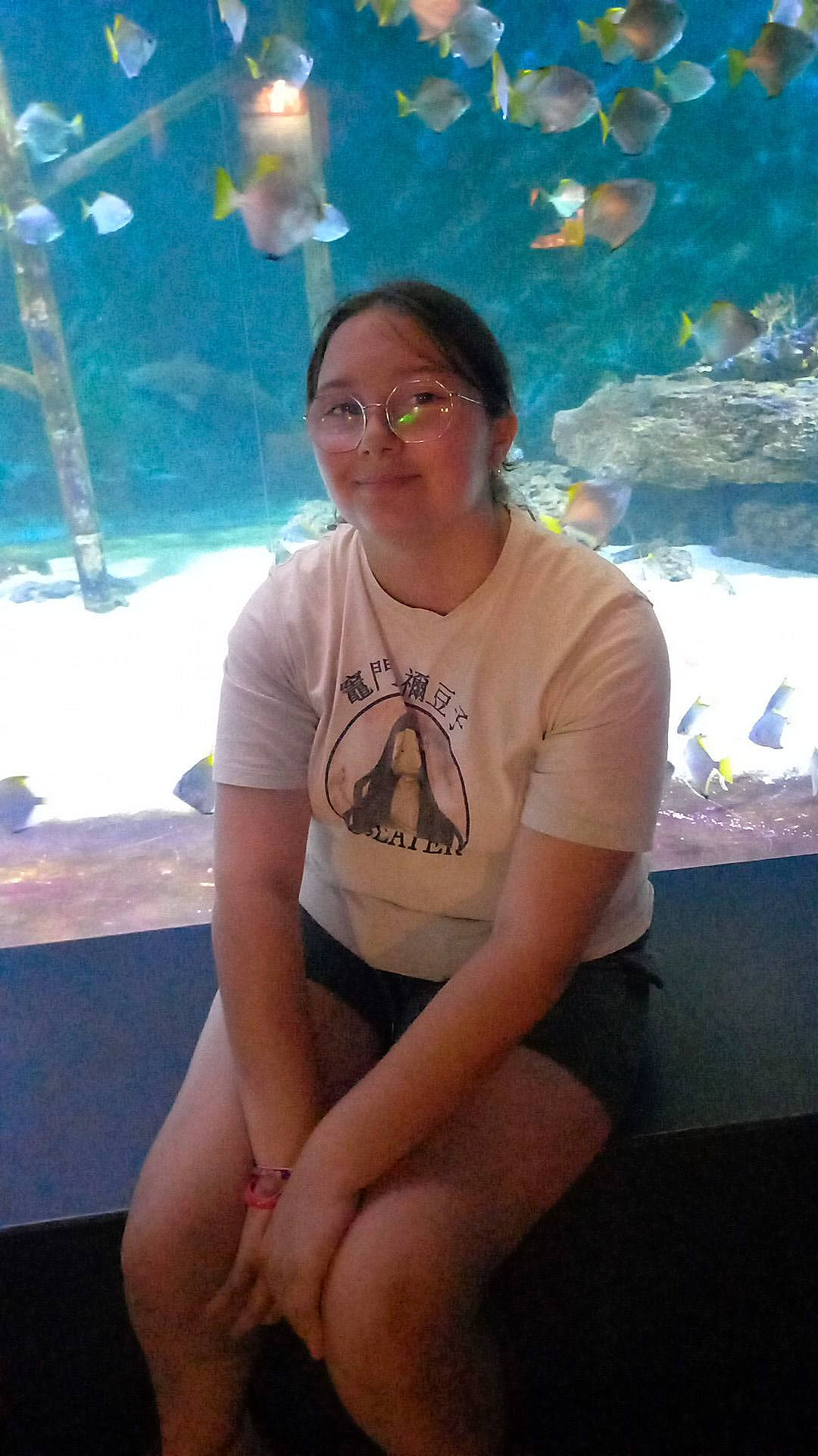 Inaya a rejoint le concours — aidez-le/la à gagner de superbes lots ! abdomen, chest, elbow, electric_blue, eyewear, fish, fun, human_leg, jewellery, joy, knee, leisure, necklace, person, recreation, shorts, t_shirt, thigh, trunk, underwater