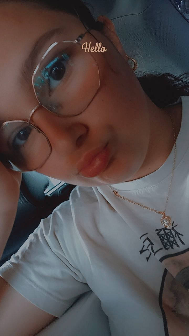 Inaya a rejoint le concours — aidez-le/la à gagner de superbes lots ! black_hair, chest, cool, ear, elbow, eyebrow, eyelash, eyewear, flash_photography, forehead, happy, hat, jaw, lip, mouth, neck, nose, person, sleeve, t_shirt