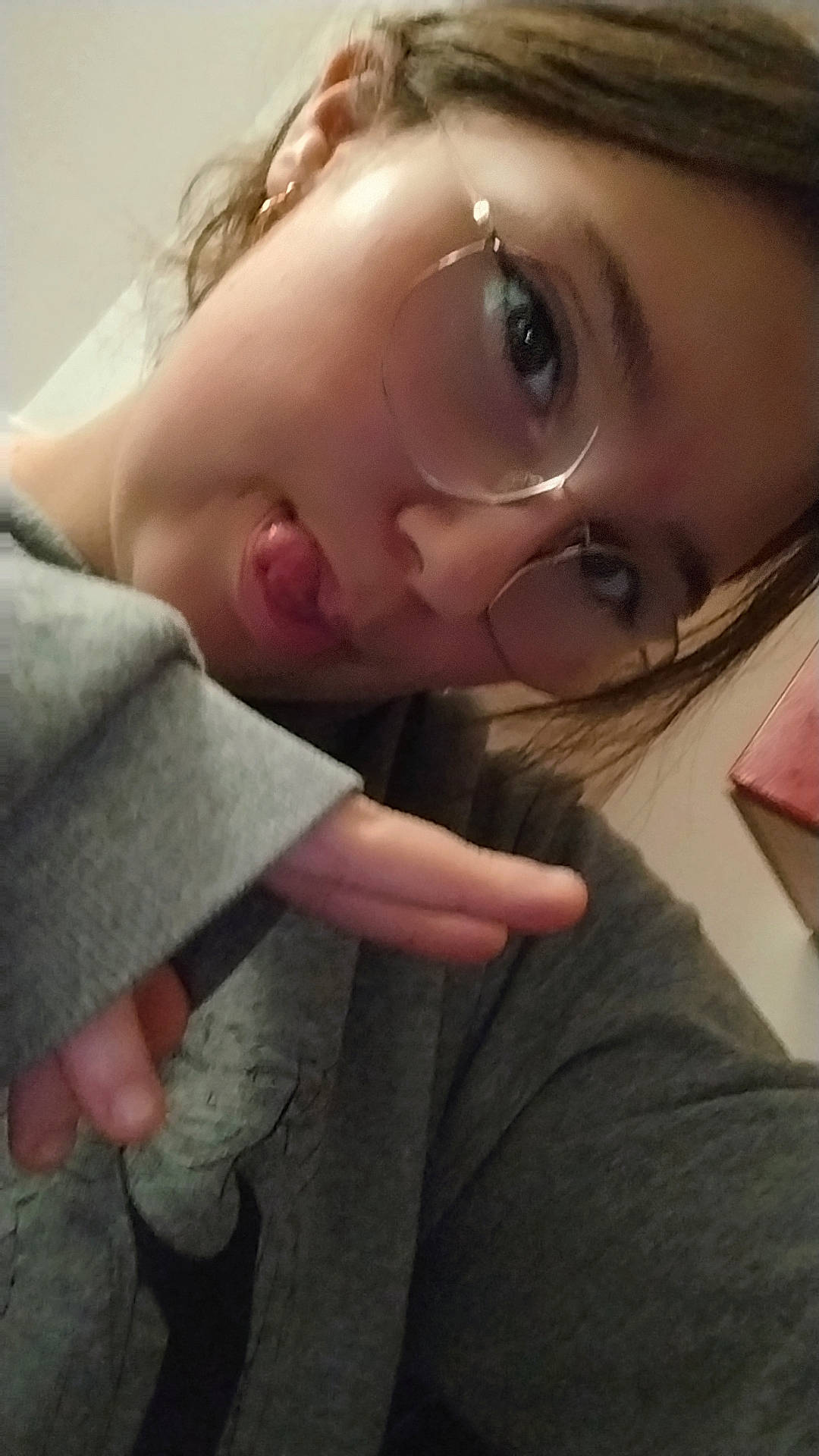 Inaya participe au concours pour gagner de l'argent avec cette photo : cheek, chest, chin, comfort, eye, eyebrow, eyelash, eyewear, finger, forehead, gesture, happy, jaw, lip, mouth, nail, neck, nose, person, skin