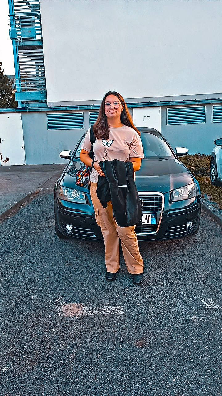 Inaya a rejoint le concours — aidez-le/la à gagner de superbes lots ! asphalt, automotive_design, automotive_exterior, automotive_lighting, automotive_tire, bumper, car, electric_blue, grille, headlamp, hood, joy, motor_vehicle, person, personal_luxury_car, rim, rolling, sunglasses, tire, vehicle