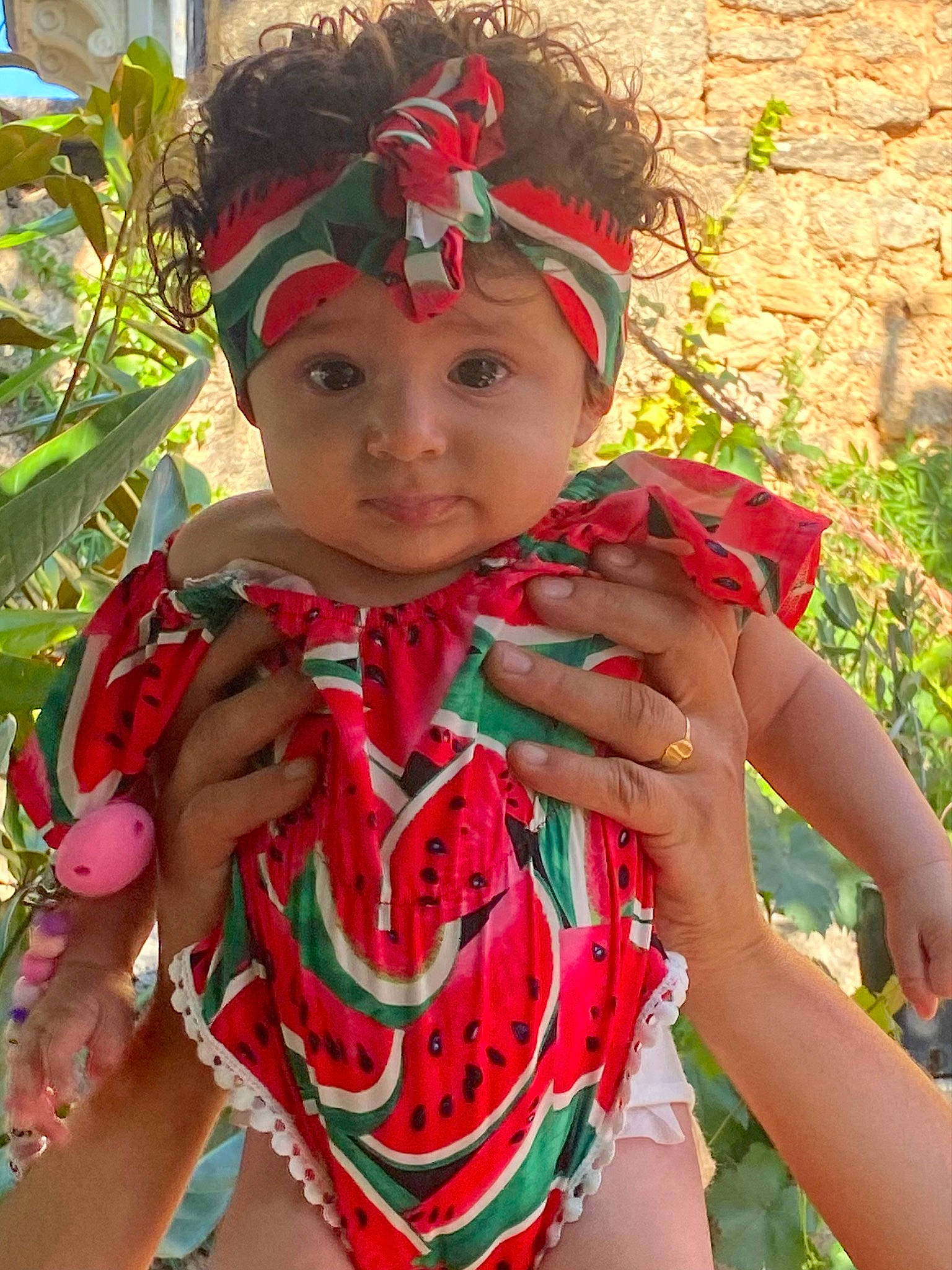 Tess a rejoint le concours — aidez-le/la à gagner de superbes lots ! adaptation, baby_toddler_clothing, beauty, eye, green, happy, head, headgear, headpiece, headwear, jewellery, leaf, lip, person, personal_protective_equipment, pink, plant, red, skin, temple