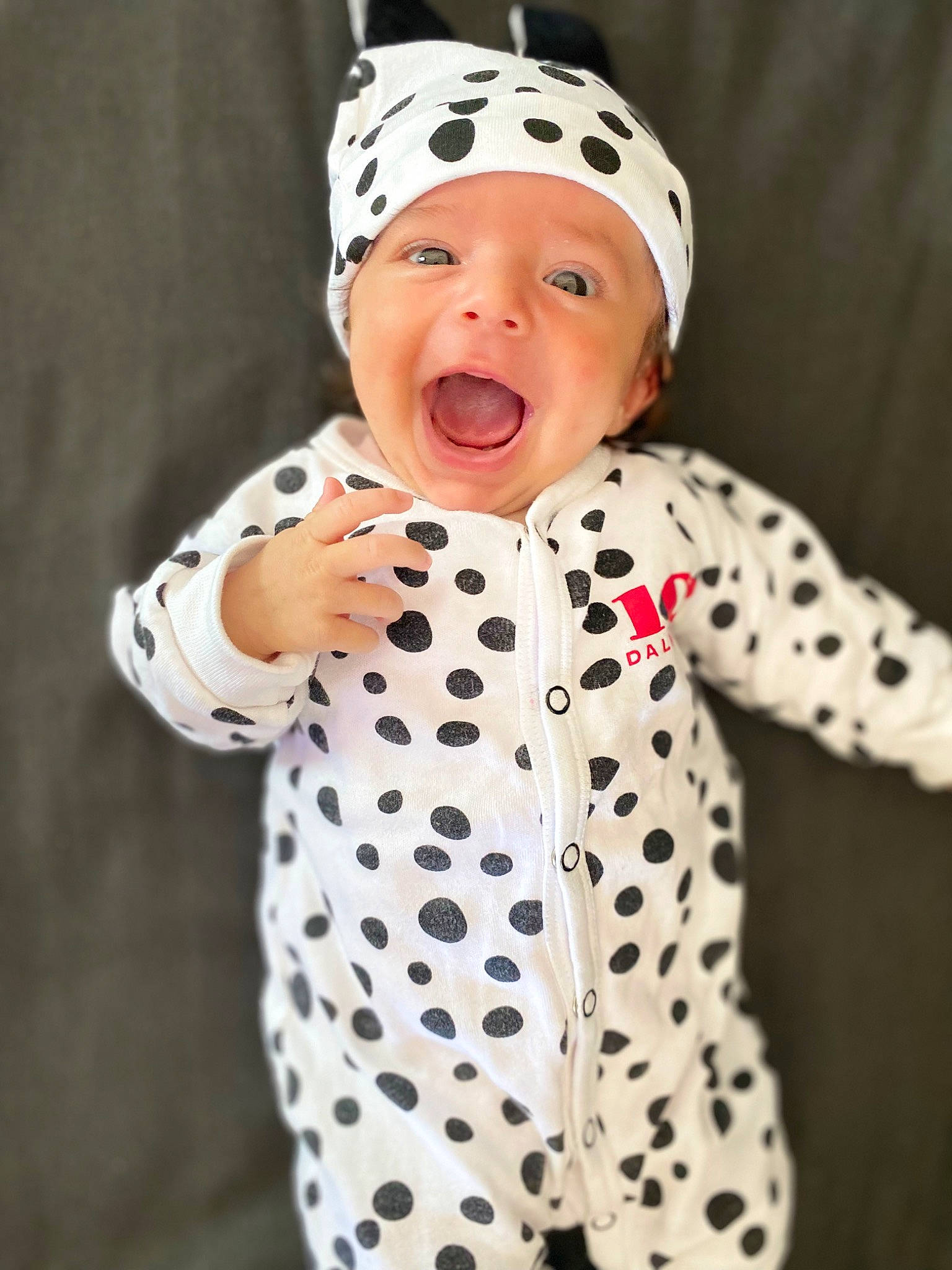 Tess a rejoint le concours — aidez-le/la à gagner de superbes lots ! baby, baby_toddler_clothing, beanie, cap, carmine, child, collar, costume_hat, entertainment, event, face, happy, headwear, magenta, pattern, person, sleeve, smile, toddler