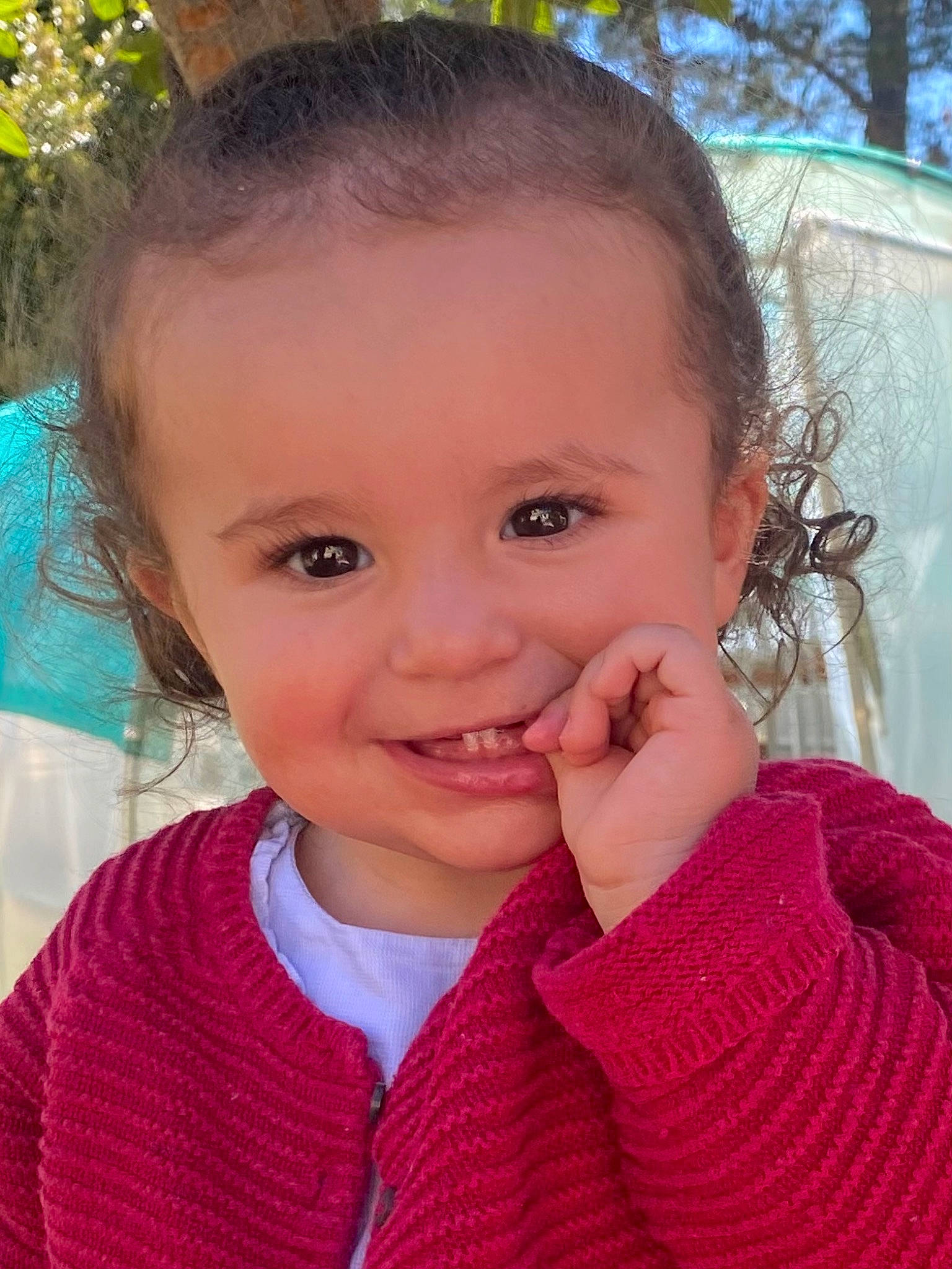 Tess a rejoint le concours — aidez-le/la à gagner de superbes lots ! cheek, chin, eye, eyebrow, eyelash, forehead, gesture, grass, hair, hairstyle, happy, human_body, iris, joy, lip, mouth, neck, nose, person, pink