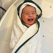 Charly participe au concours pour gagner de l'argent avec cette photo : baby, bath_time, bathtub, child, cozy, cute, face, green, happy, head, indoors, infant, joy, person, skin, smile, star_pattern, towel, white, wrapped