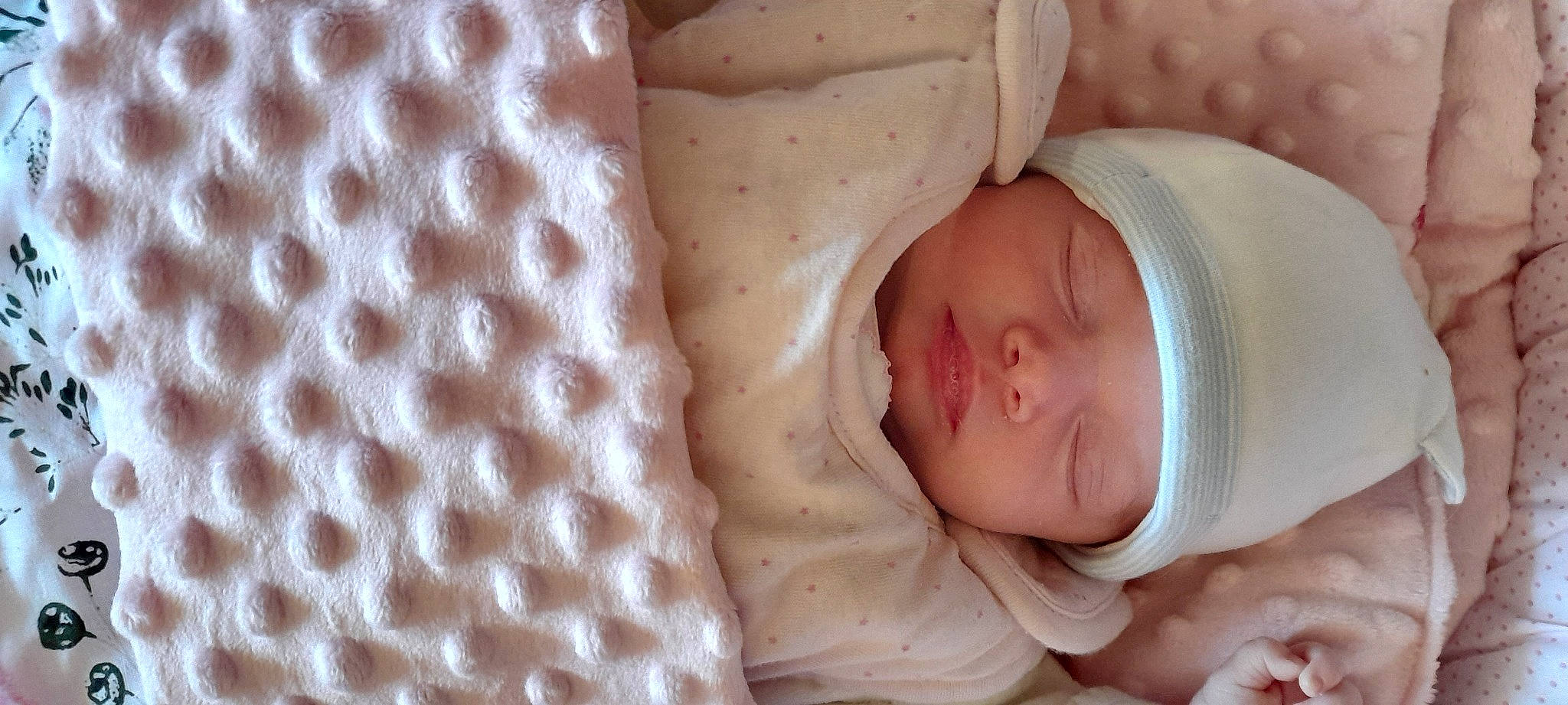 Zoé a rejoint le concours — aidez-le/la à gagner de superbes lots ! baby, baby_products, baby_sleeping, baby_toddler_clothing, bedtime, cheek, child, childbirth, comfort, eye, face, head, headwear, linens, nap, pattern, peach, person, skin, sleep