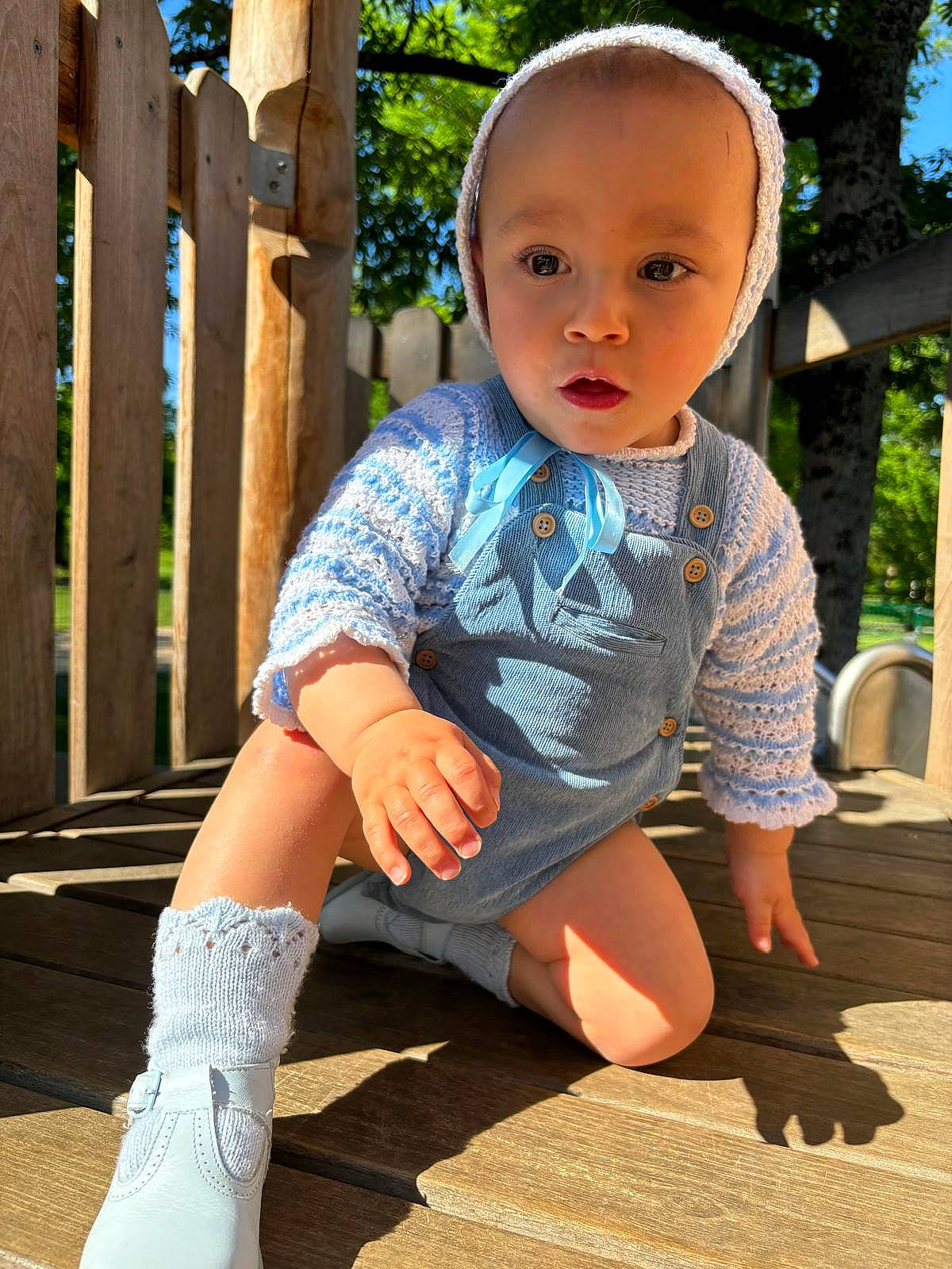 Javier a rejoint le concours — aidez-le/la à gagner de superbes lots ! baby, baby_toddler_clothing, cool, denim, electric_blue, face, fun, grass, happy, human_leg, knee, leisure, person, recreation, sitting, skin, sleeve, summer, t_shirt, thigh