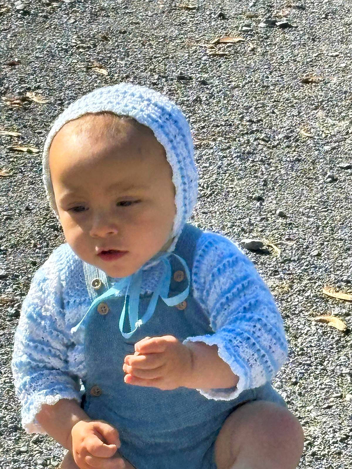 Javier participe au concours pour gagner de l'argent avec cette photo : asphalt, azure, baby, baby_toddler_clothing, cap, child, electric_blue, eye, fashion_accessory, fun, grass, happy, headgear, knit_cap, people_in_nature, person, photograph, road_surface, sitting, sleeve