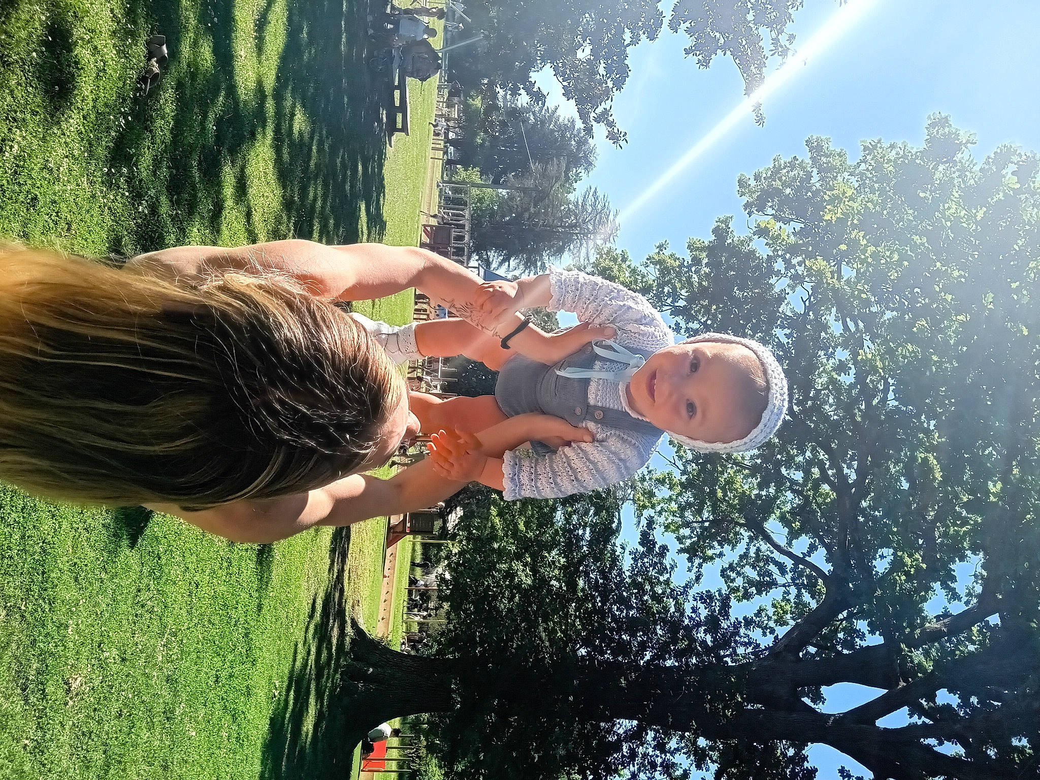 Javier a rejoint le concours — aidez-le/la à gagner de superbes lots ! eyewear, fun, gesture, glasses, grass, happy, landscape, leisure, lens_flare, morning, organism, people_in_nature, person, plant, sky, summer, sunlight, t_shirt, tree, vegetation