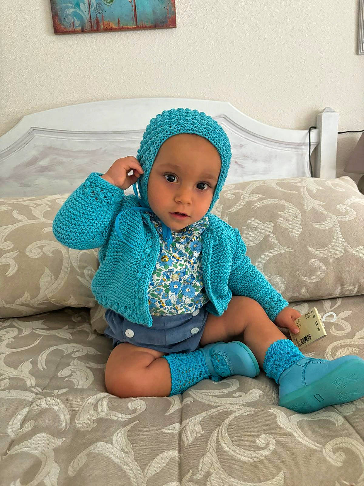 Javier a rejoint le concours — aidez-le/la à gagner de superbes lots ! baby, baby_toddler_clothing, beanie, cap, comfort, couch, electric_blue, eye, face, fashion_accessory, flooring, headwear, knit_cap, linens, pattern, person, sitting, sleeve, sock, t_shirt