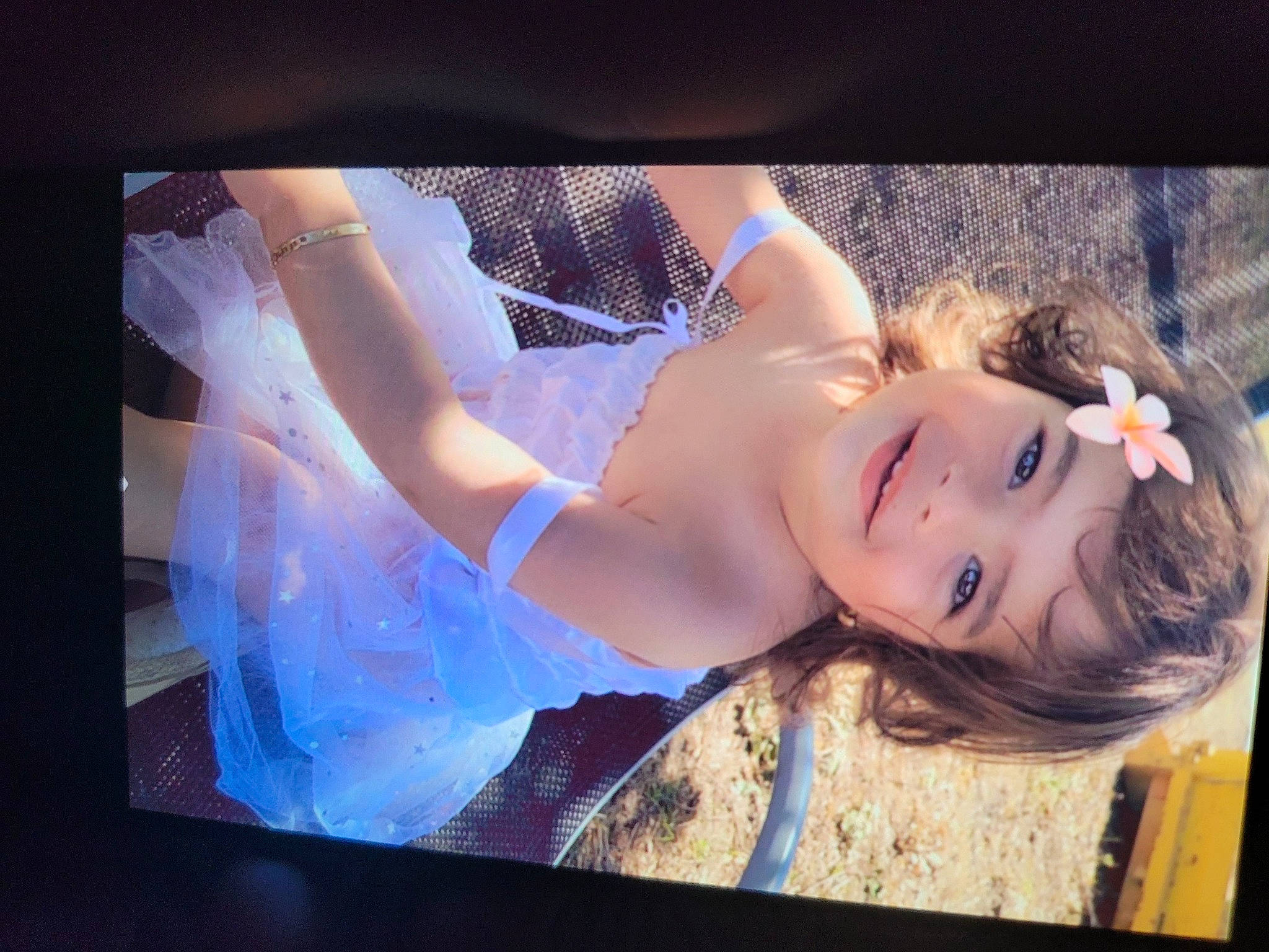 Calyssa participe au concours pour gagner de l'argent avec cette photo : brown_hair, chest, display_device, dress, electric_blue, eyelash, flash_photography, flat_panel_display, fun, happy, human_leg, joy, led_backlit_lcd_display, lip, long_hair, magenta, people_in_nature, person, shoulder, sky