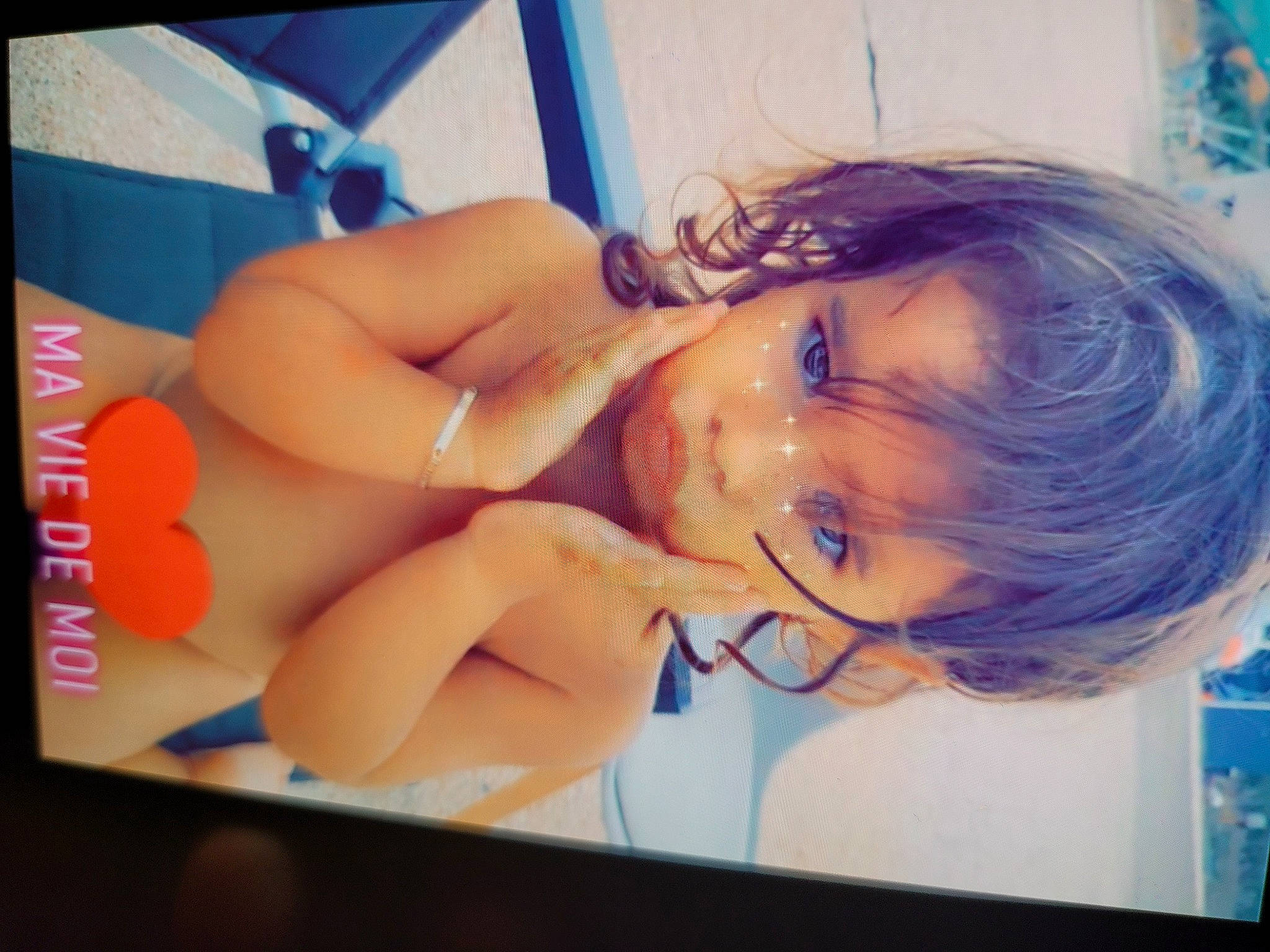 Calyssa participe au concours pour gagner de l'argent avec cette photo : art, baby, bathing, chest, child, cloud, display_device, elbow, eyelash, eyewear, gesture, glasses, happy, iris, jaw, mouth, nail, nose, person, thumb