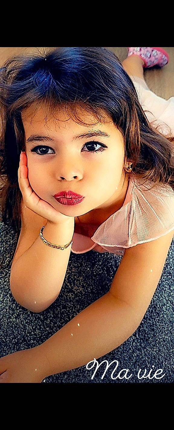 Calyssa participe au concours pour gagner de l'argent avec cette photo : bangs, black_hair, chin, eye, eyebrow, eyelash, flash_photography, gesture, happy, jaw, layered_hair, lip, lipstick, makeover, mouth, neck, nose, skin, step_cutting, street_fashion