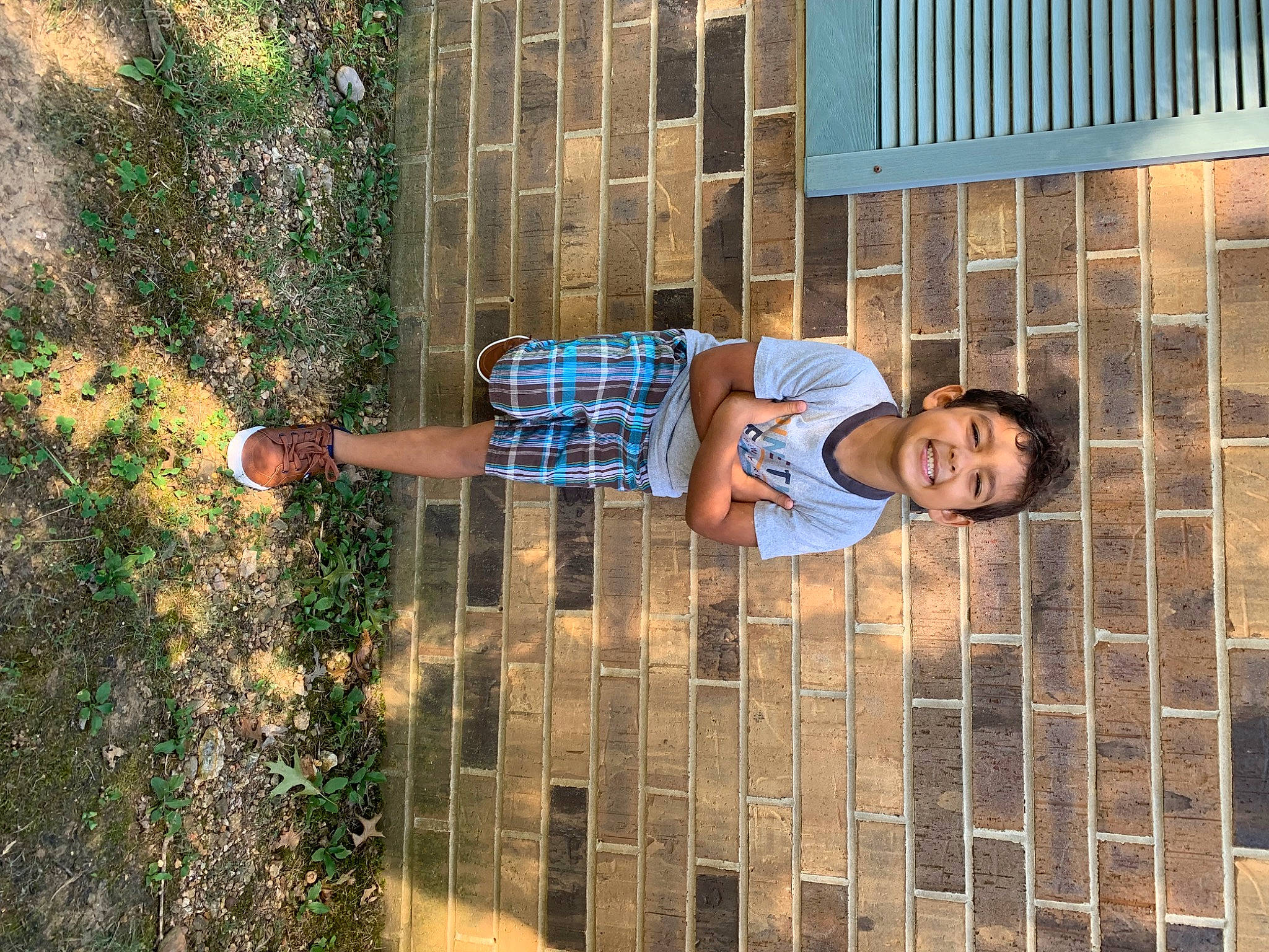 Aziri is registered to the contest to win money with this photo: brick, brickwork, building, child, electric_blue, facade, fun, grass, human_leg, joy, leisure, pattern, person, plant, reflection, shadow, symmetry, t_shirt, tree, vacation