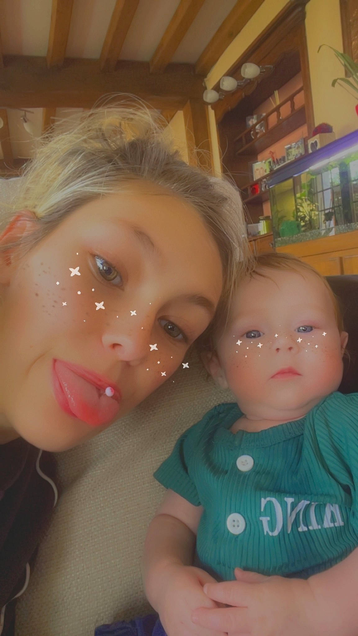 Thyago participe au concours pour gagner de l'argent avec cette photo : baby_toddler_clothing, cheek, chin, ear, eye, eyebrow, eyelash, forehead, gesture, hair, happy, head, iris, lip, mouth, nose, organ, person, shelf, skin