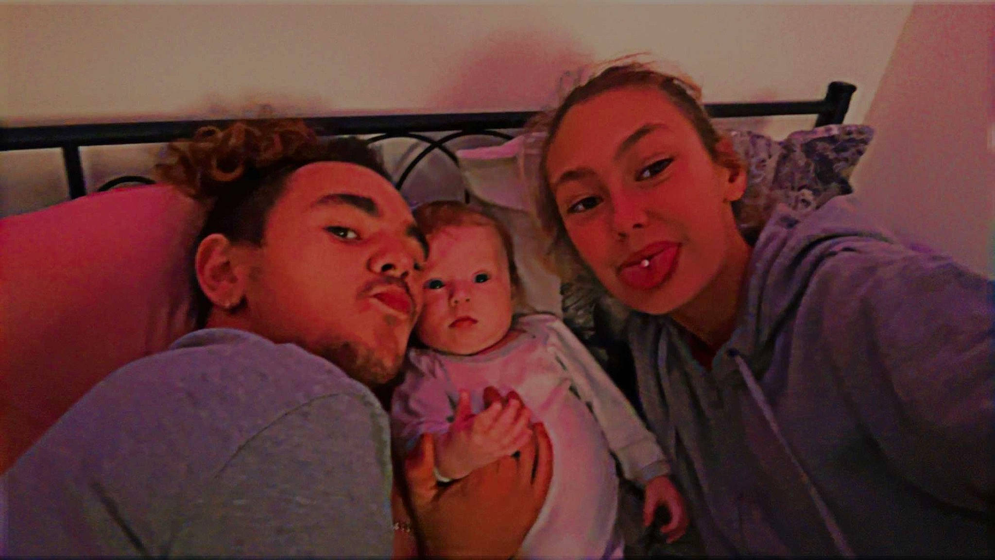 Thyago a rejoint le concours — aidez-le/la à gagner de superbes lots ! art, baby, beard, cheek, child, comfort, ear, event, family, flesh, fun, happy, mouth, nose, person, room, sitting, t_shirt, toddler