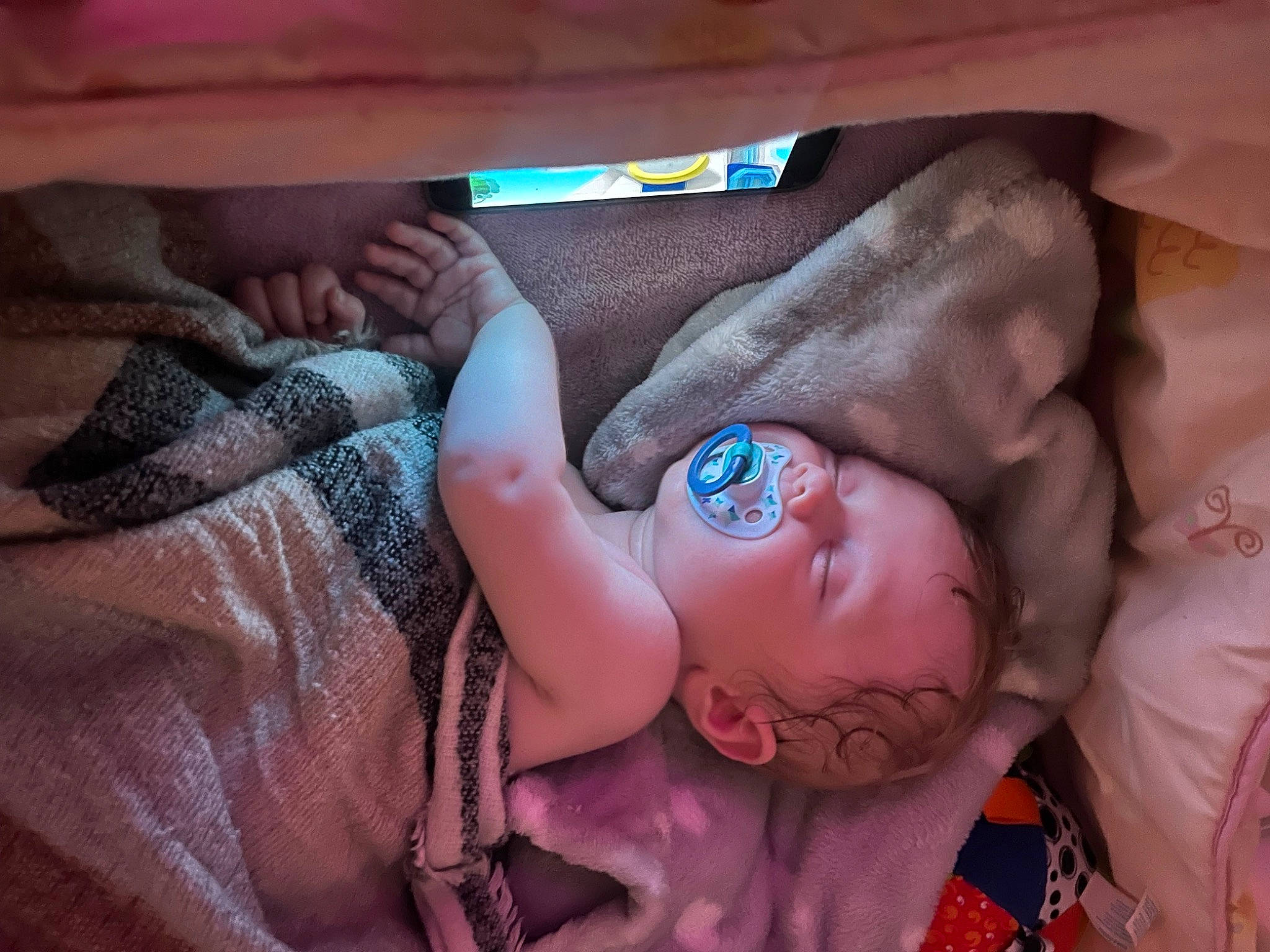 Thyago participe au concours pour gagner de l'argent avec cette photo : abdomen, baby, baby_products, baby_sleeping, baby_toddler_clothing, bed, bedtime, carmine, chest, child, comfort, eye, hand, head, human_body, linens, nail, person, textile, thumb