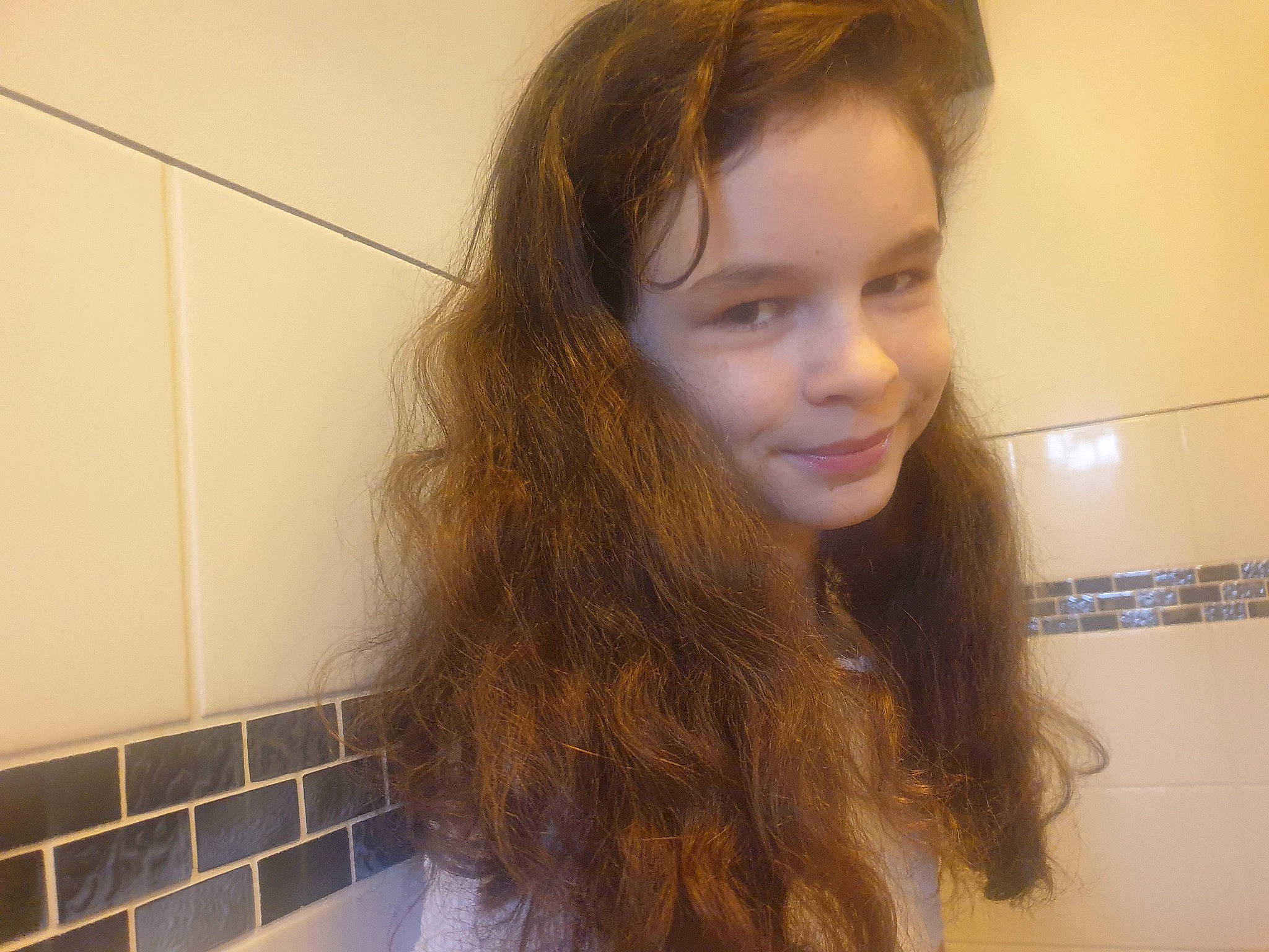 Maëlwenn a rejoint le concours — aidez-le/la à gagner de superbes lots ! bangs, black_hair, chin, eyebrow, eyelash, flooring, forehead, fun, hair, hairstyle, happy, iris, jaw, joy, layered_hair, lip, neck, nose, person, shoulder