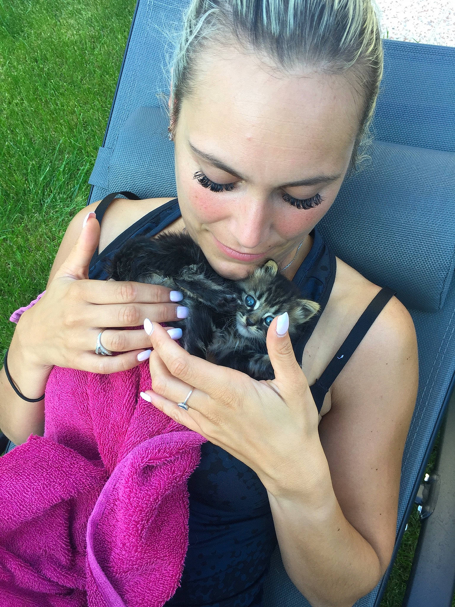 Chiffon participe au concours pour gagner de l'argent avec cette photo : black_hair, blond, ear, eye, eyebrow, eyelash, fawn, finger, hair, hairstyle, hand, knitting, lip, long_hair, nail, nose, thumb