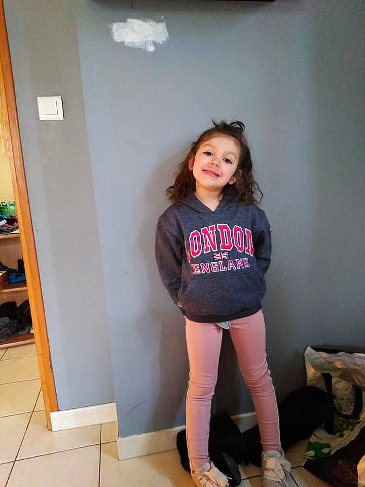 Tressia a rejoint le concours — aidez-le/la à gagner de superbes lots ! abdomen, child_model, clothing, fashion, footwear, human_leg, jeans, joint, joy, knee, leg, leggings, person, pink, shoe, shorts, shoulder, t_shirt, thigh, tights