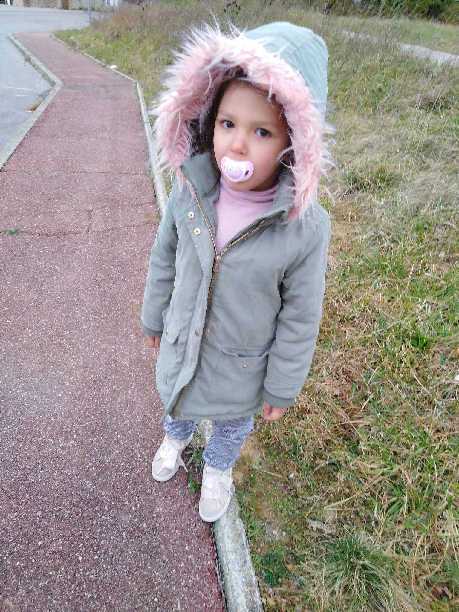 Tressia participe au concours pour gagner de l'argent avec cette photo : child, child_model, fawn, grass, headgear, headwear, hoodie, jacket, outerwear, person, plant, play, skin, smile, toddler, winter