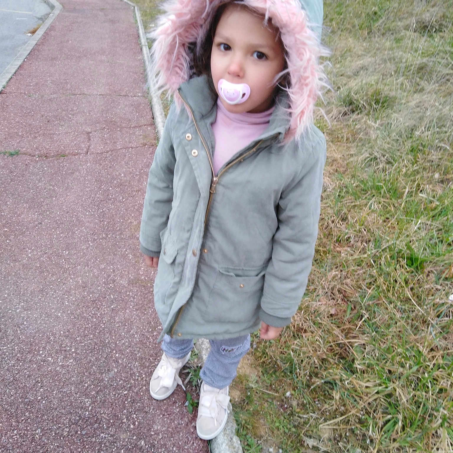 Tressia participe au concours pour gagner de l'argent avec cette photo : child, child_model, fawn, grass, headgear, headwear, hoodie, jacket, outerwear, person, plant, play, skin, smile, toddler, winter