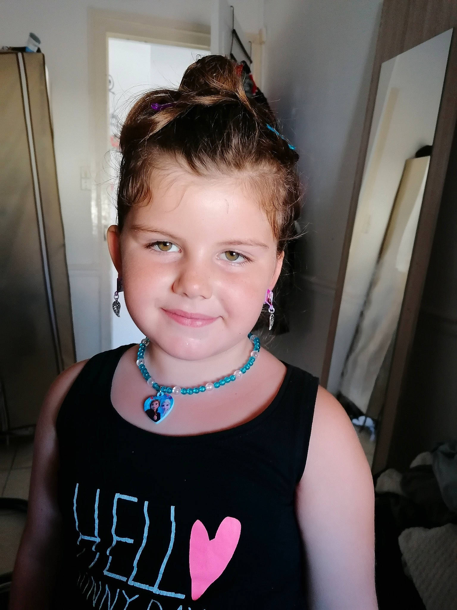 Kassandra participe au concours pour gagner de l'argent avec cette photo : bangs, black_hair, cheek, child, ear, face, fashion_accessory, forehead, hair, hairstyle, head, joy, lip, long_hair, neck, person, pigtail, shoulder, smile, toddler