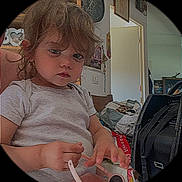 Raven participe au concours pour gagner de l'argent avec cette photo : bag, casual, child, clutter, curiosity, curly_hair, door, expression, face, furniture, hand, indoor, light, person, room, seated, sunglasses, toddler, wall_art, white_shirt