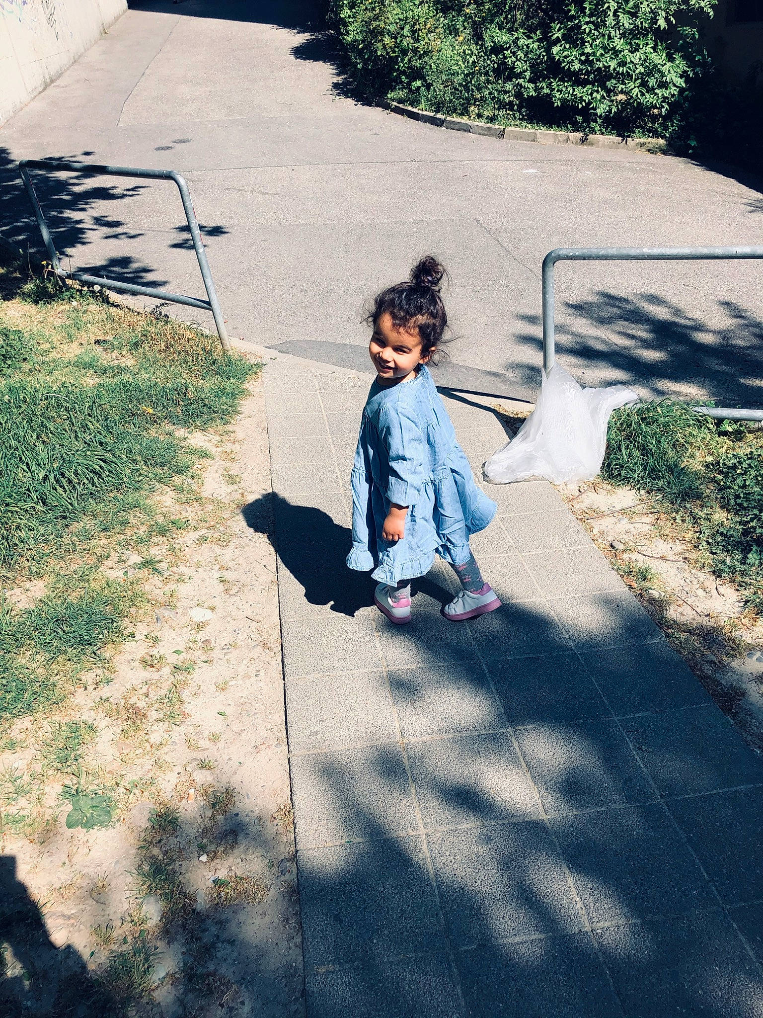 Alissa participe au concours pour gagner de l'argent avec cette photo : child, cool, denim, grass, jeans, joy, leisure, person, photography, plant, play, recreation, shadow, sitting, summer, sunlight, t_shirt, toddler, tree, vacation