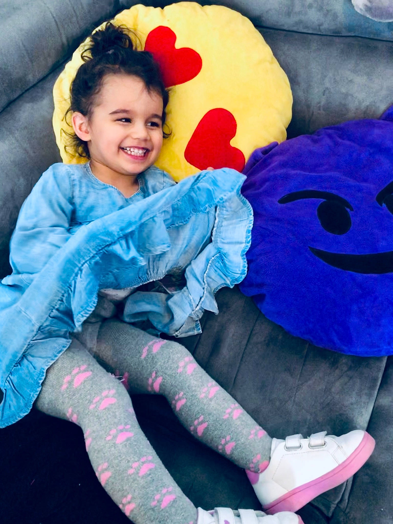 Alissa participe au concours pour gagner de l'argent avec cette photo : blue, child, fun, happy, joy, leg, love, person, pink, plant, play, plush, purple, skin, smile, stuffed_toy, textile, toddler, toy, vacation